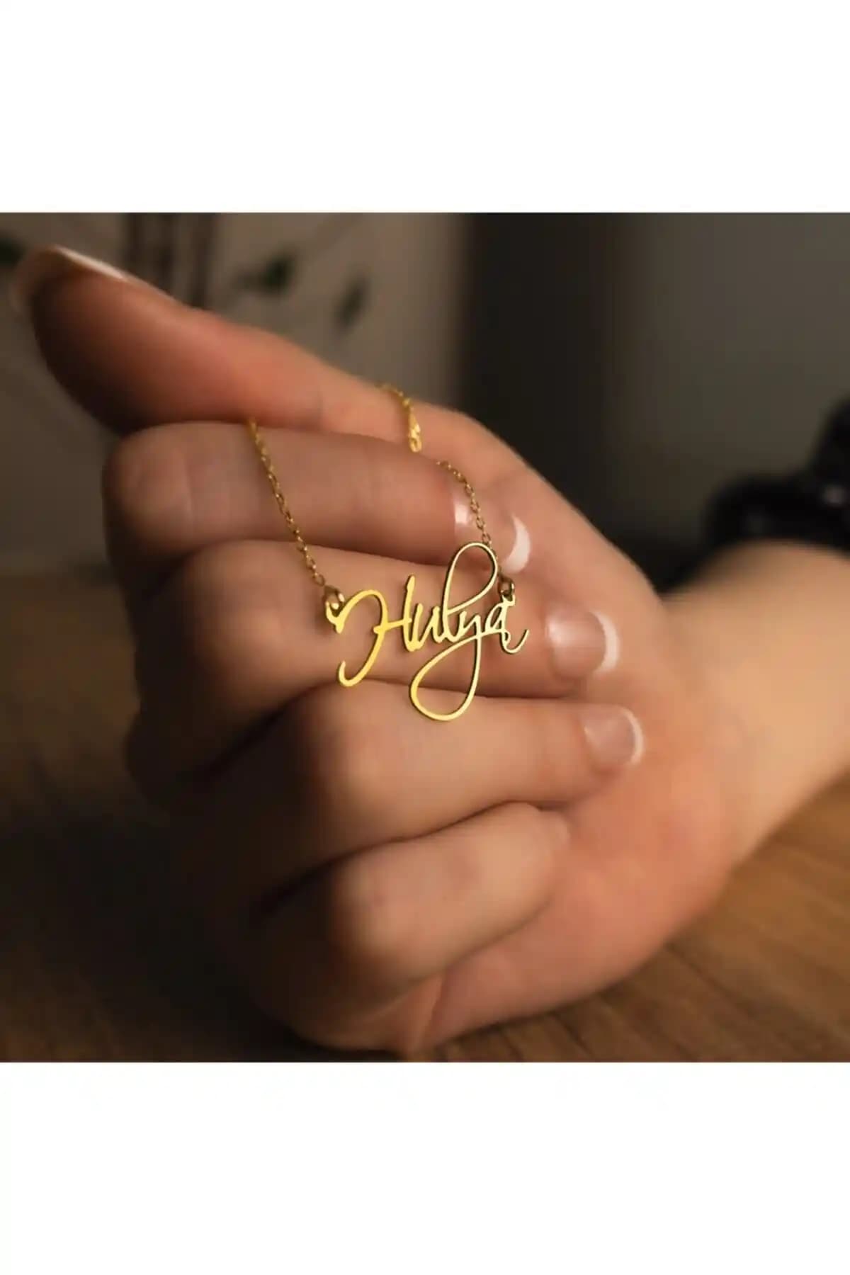 İndigo Takı El Yazısı Gü<müş> Kolye: Kişisel ve Modern Takı Tasarımı