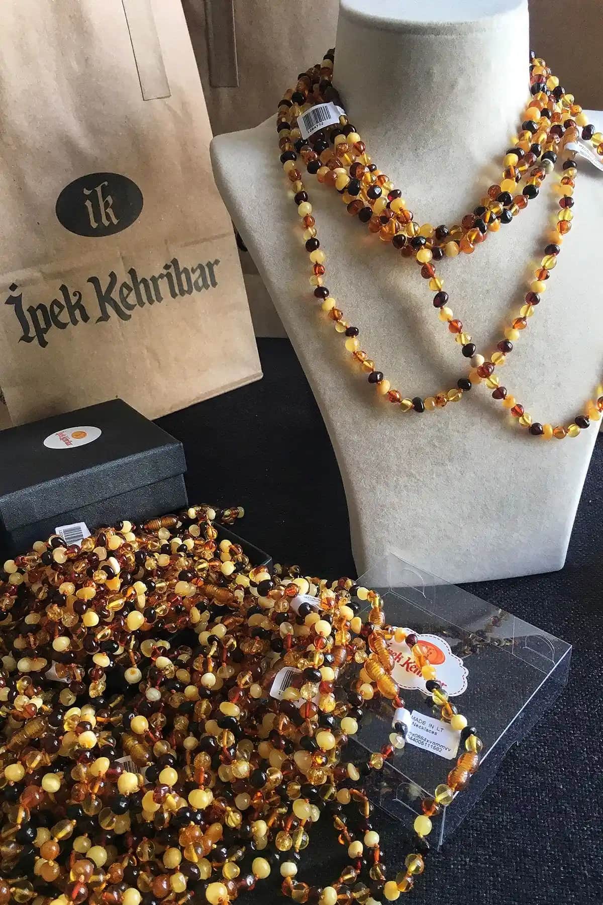 İpek Kehribar Kolye ve Kehribar Kolye Karşılaştırması: Farkları ve Özellikleri