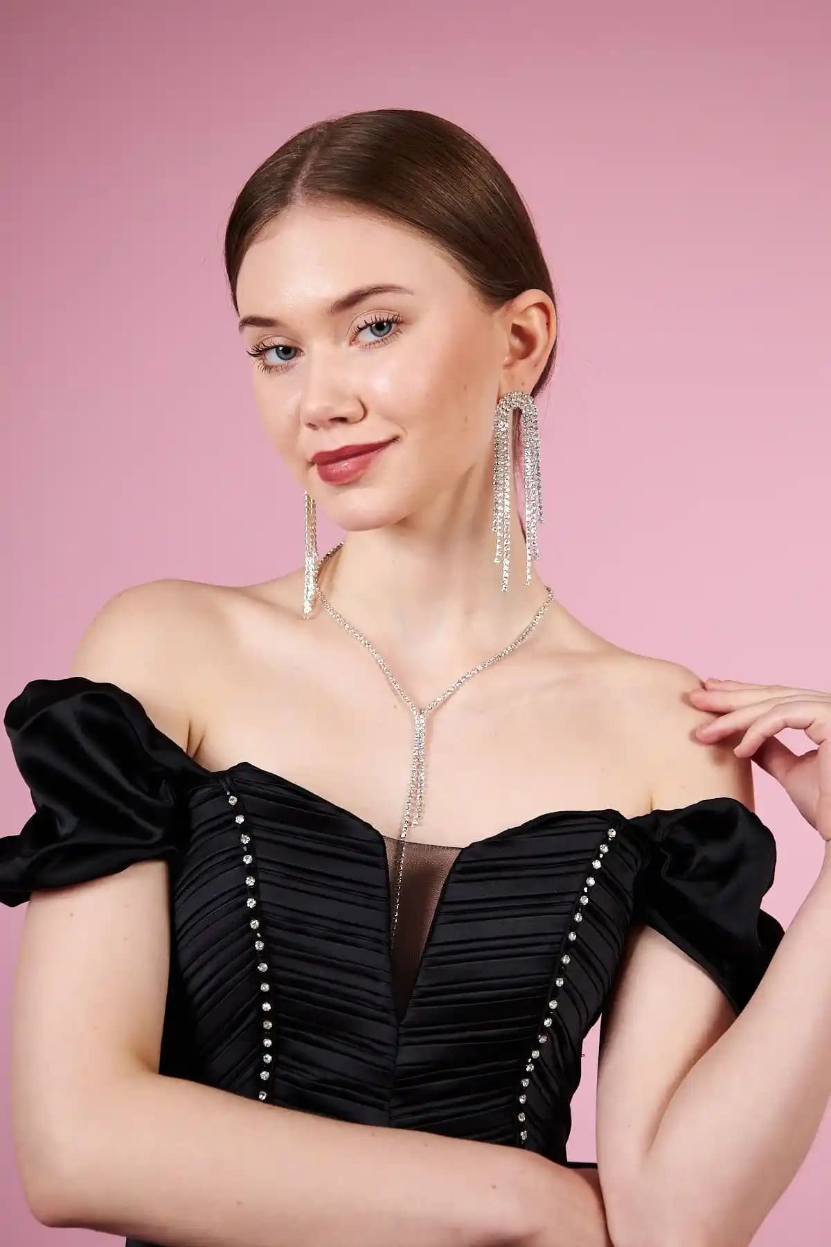 Irva Collection Gümüş Kaplama Abiye Kolye Şıklık ve Zarafeti Bir Arada Sunuyor