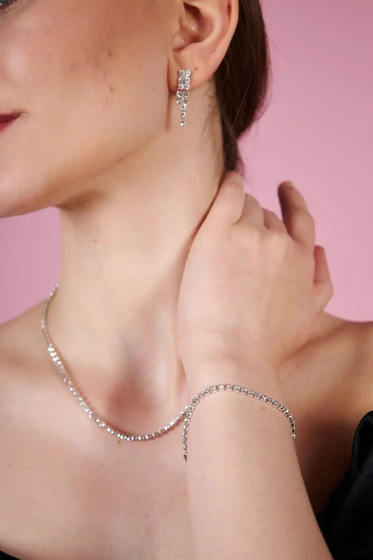 Irva Collection Kare Zirkon Taşlı Kadın Gümüş Bileklik Modern ve Zarif Tasarım