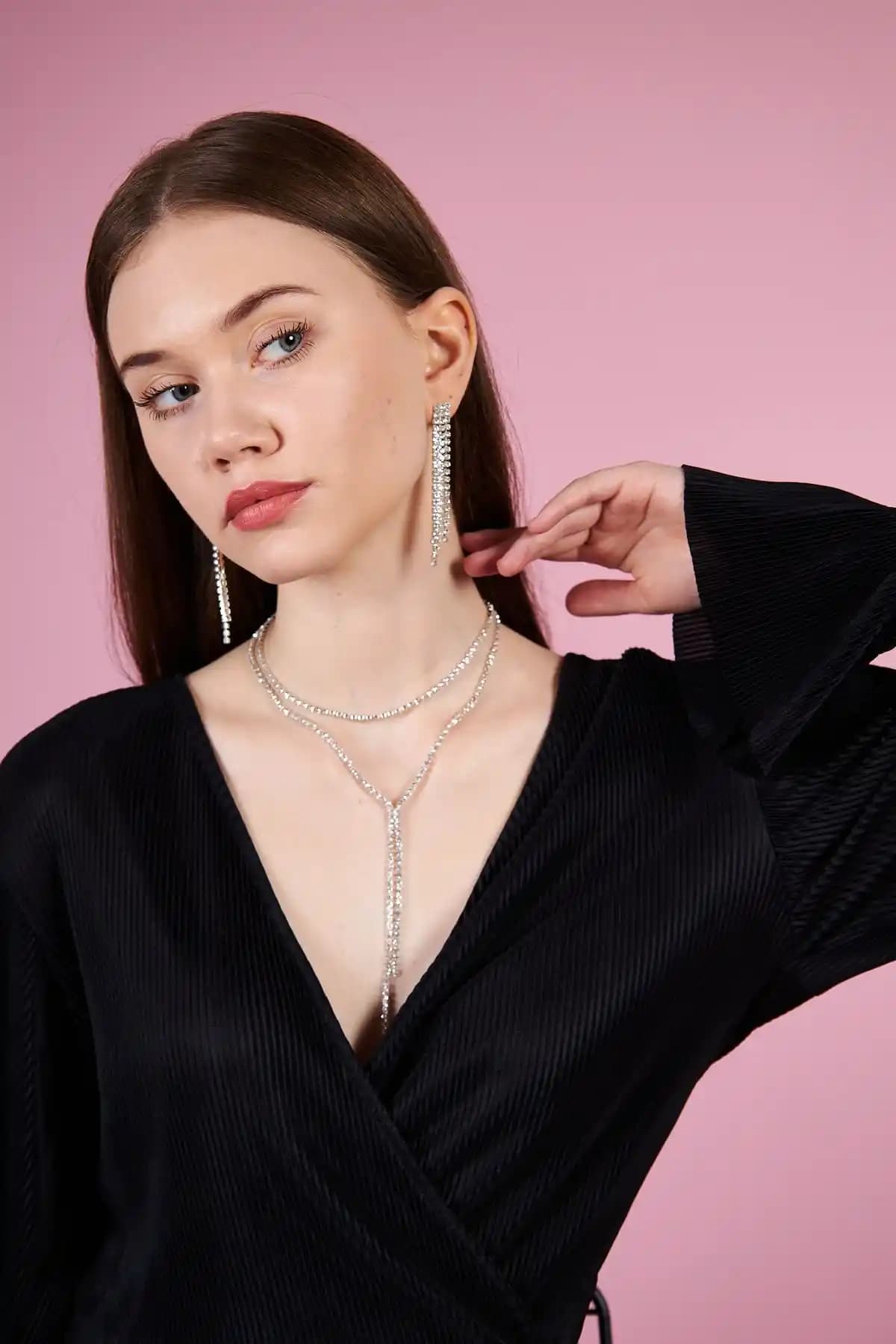 Irva Collection Taşlı Su Yolu Tasarım Kolye: Modern ve Şık Takı Seçenekleri