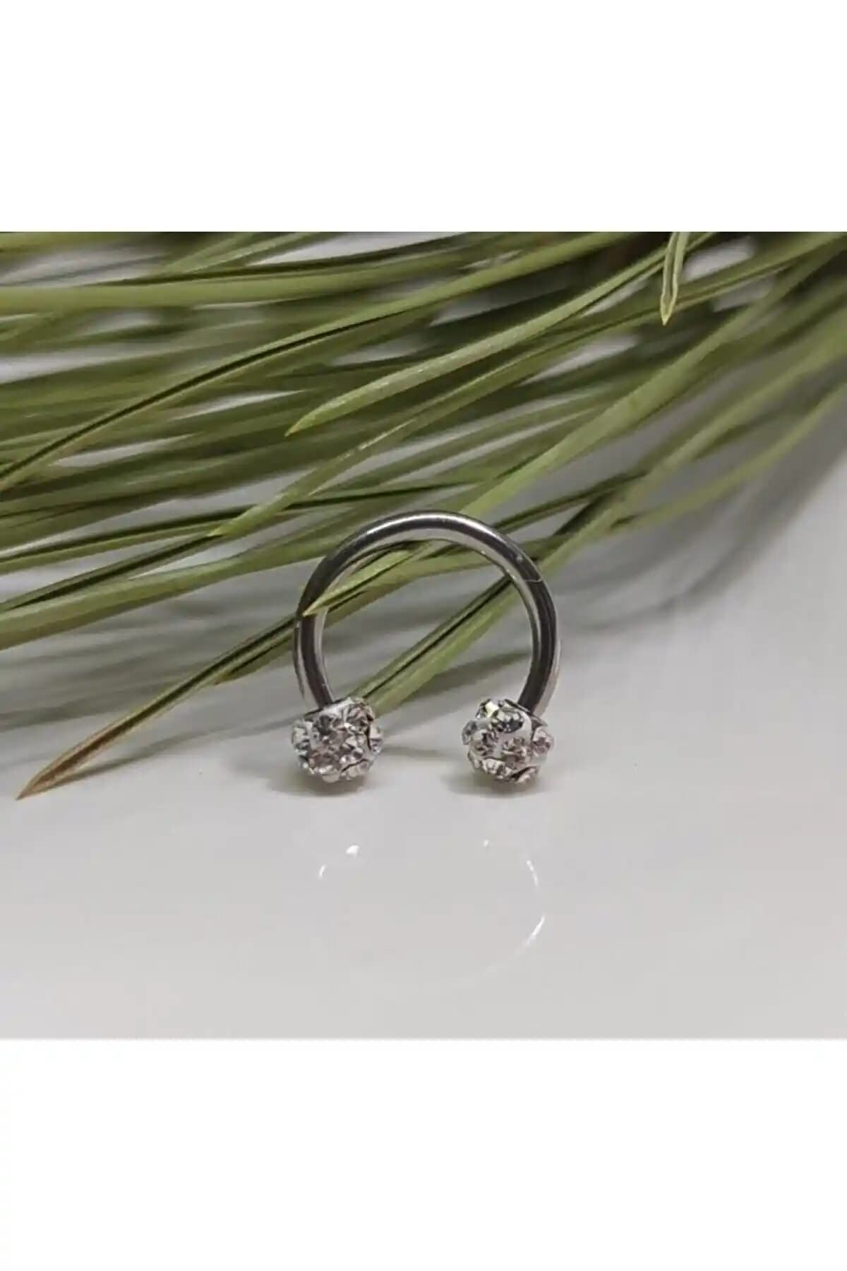 İşıl Işıl Cerrahi Çelik Zirkon Taşlı Piercing: Çok Yönlü ve Şık Takı Seçeneği