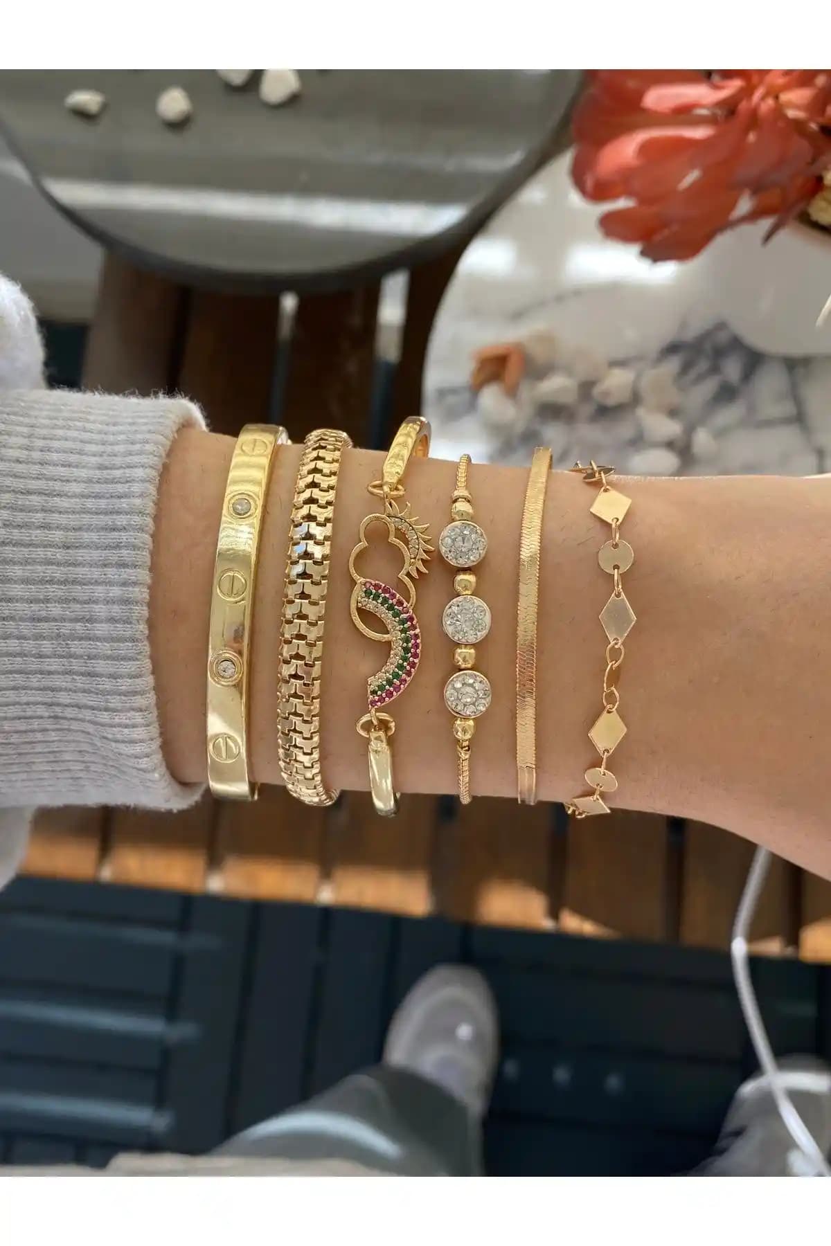 Jack Ferrero kadın altın kaplama bileklik seti şıklık ve zarafeti uygun fiyatla sunar