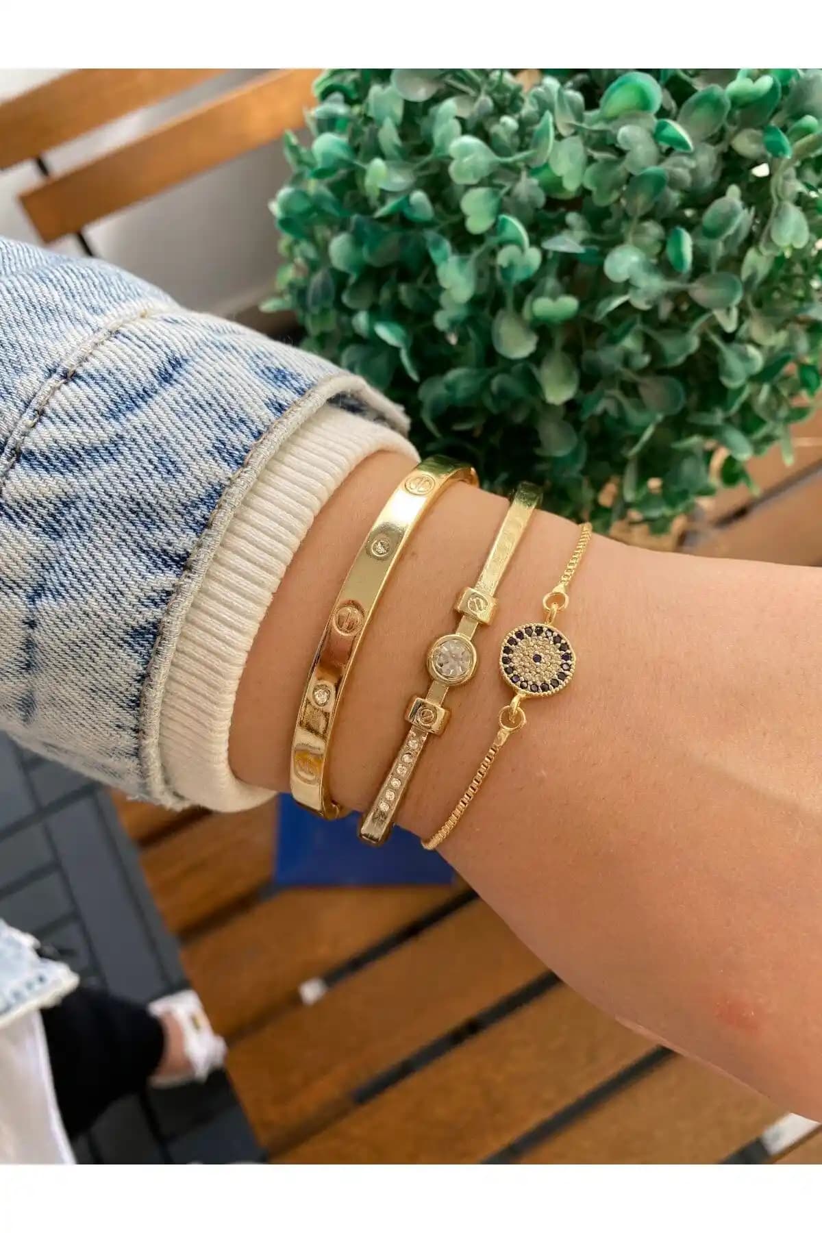 Jack Ferrero Kadın Altın Kaplama Renk Atmaz Bileklik Şıklık ve Dayanıklılığı Bir Arada Sunar