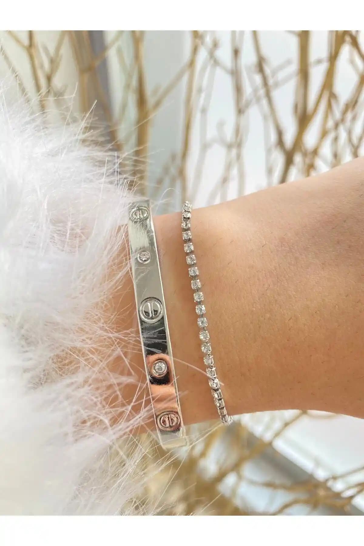 Jack Ferrero Kadın Kombin Bileklik Seti: Şıklık ve Zarafetin Modern Temsilcisi