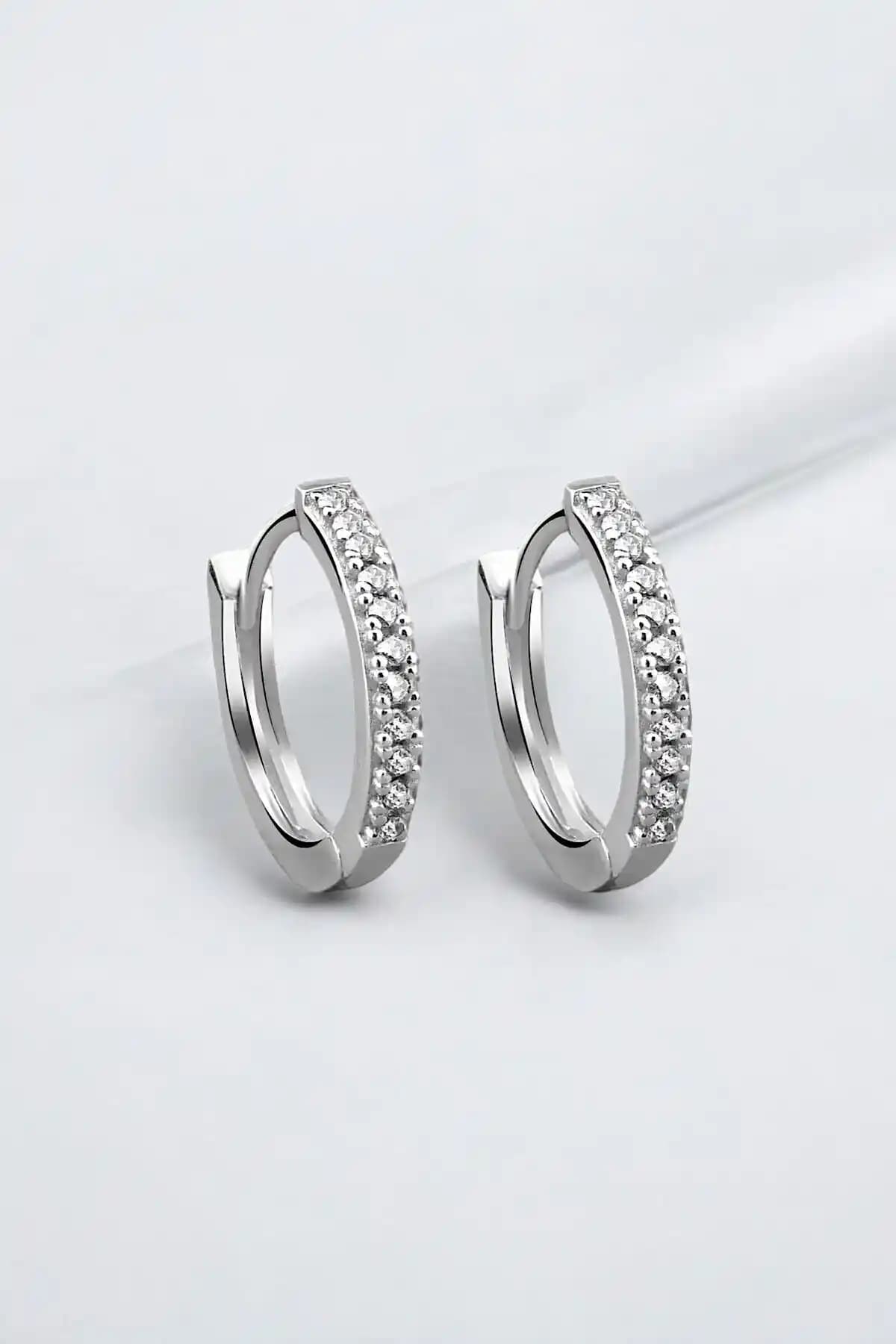 Jelux Silver 925 Ayar Gümüş Zirkon Taşlı 16 mm Sıralı Küpe - Şıklık ve Dayanıklılık