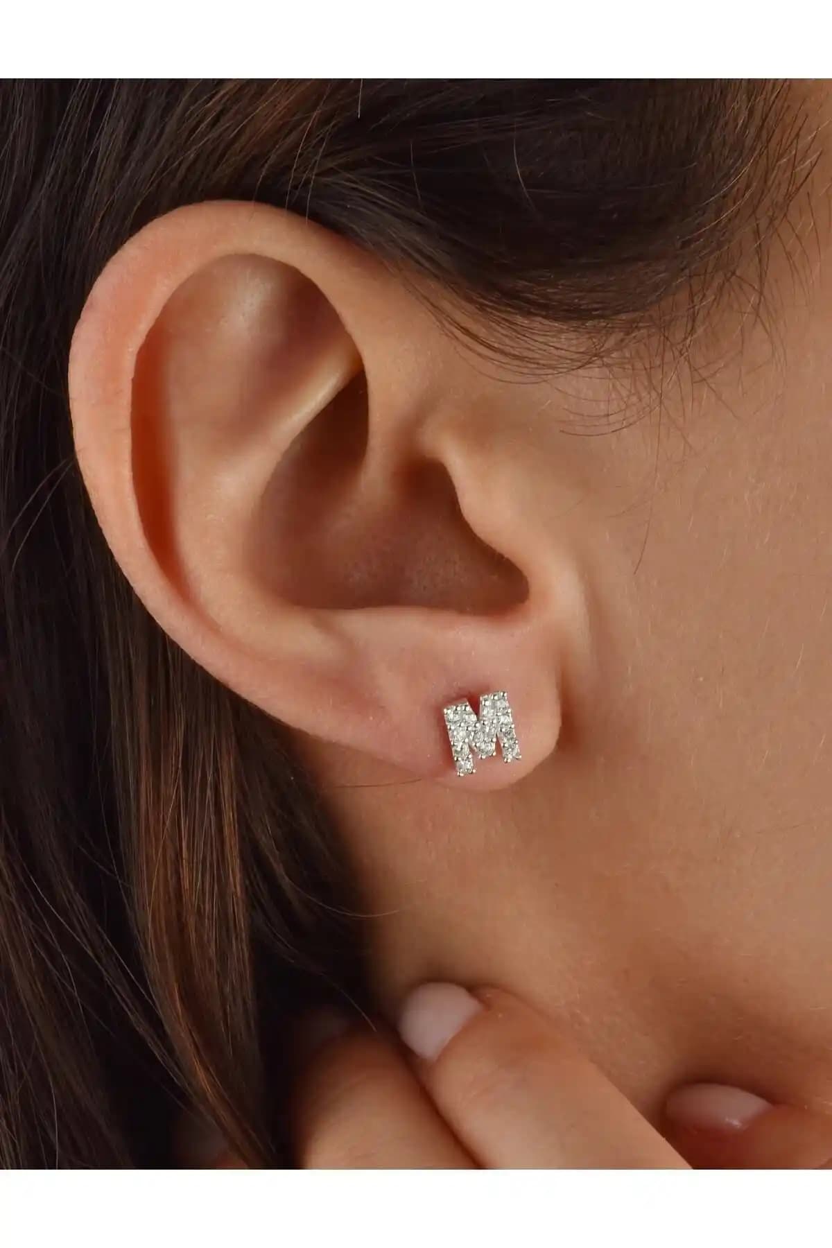 Jelux Silver 925 Ayar Gümüş Zirkon Taşlı M Harf Tekli Küpe Özellikleri ve Şıklığı