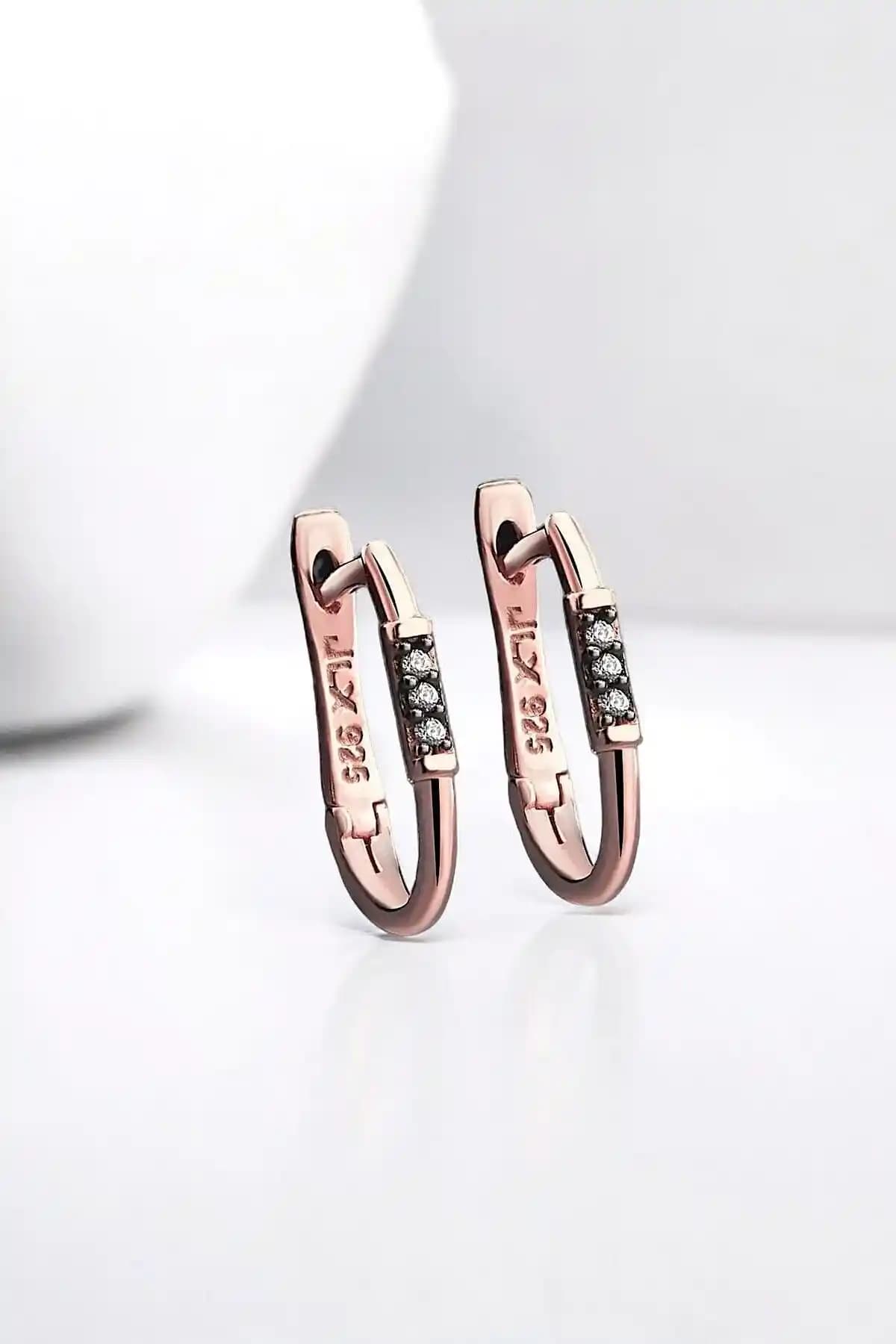 Jelux Silver Rose Renkli Zirkon Taşlı Gümüş Küpe: Modern ve Şık Tasarım Özellikleri