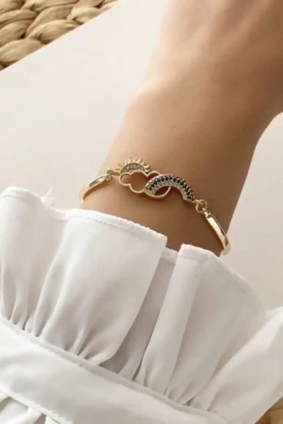 Jenny Daphne Bileklik Karşılaştırması: Gökkuşağı Bulut ve Renk Atmaz Modelleri