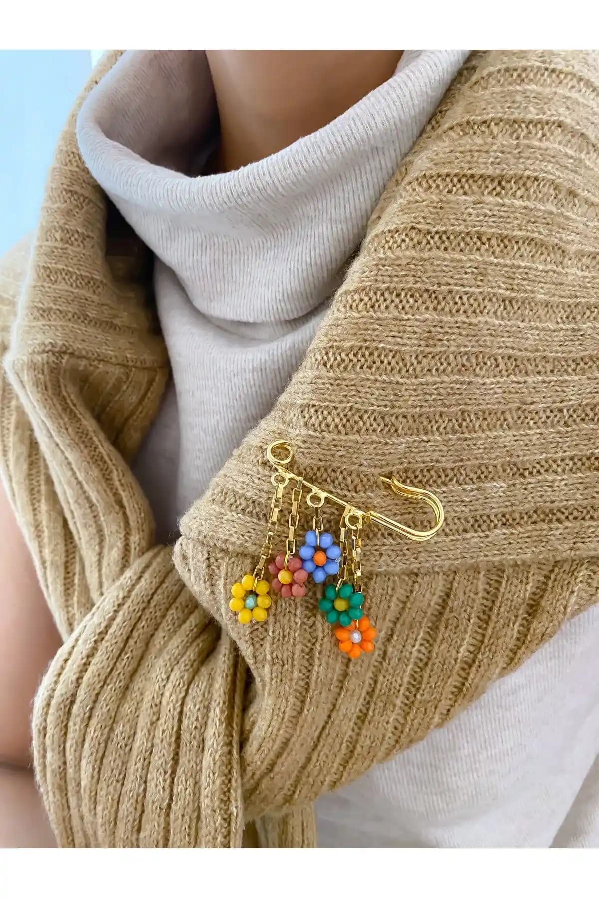 Kadın Broşları Karşılaştırması: Lucky Designs ve MRK Marka Ürünleri Özellikleri