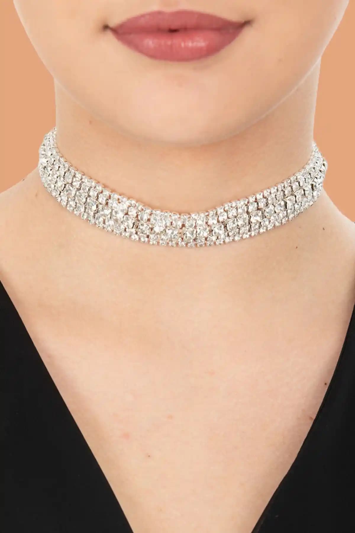 Kadın Choker Kolye Karşılaştırması: Taşlı ve Rhinestone Modellerinin Özellikleri ve Tercih İpuçları