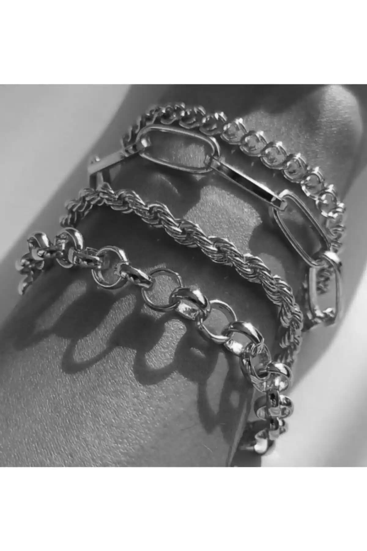 Kadın Gümüş İtalyan Zincirli Bileklik: Şıklık ve Zarafetin Modern Temsilcisi