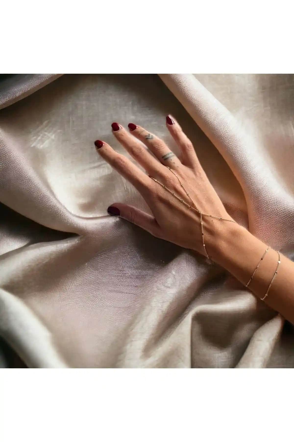 Kadınlar İçin Altın Renk Pullu Zincir Şahmeran Modern ve Zarif Tasarım