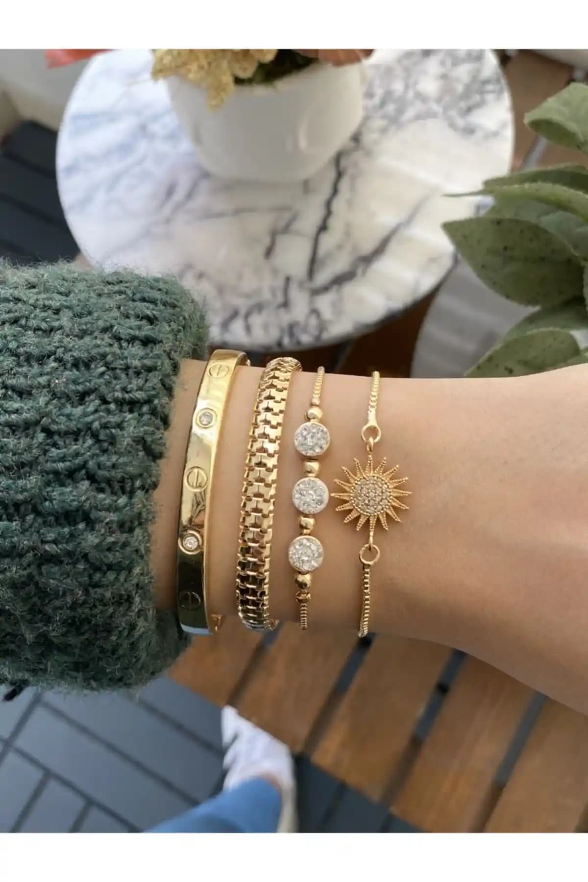 Kadınlar için dayanıklı ve şık altın kaplama pirinç bileklik seti 4 parça