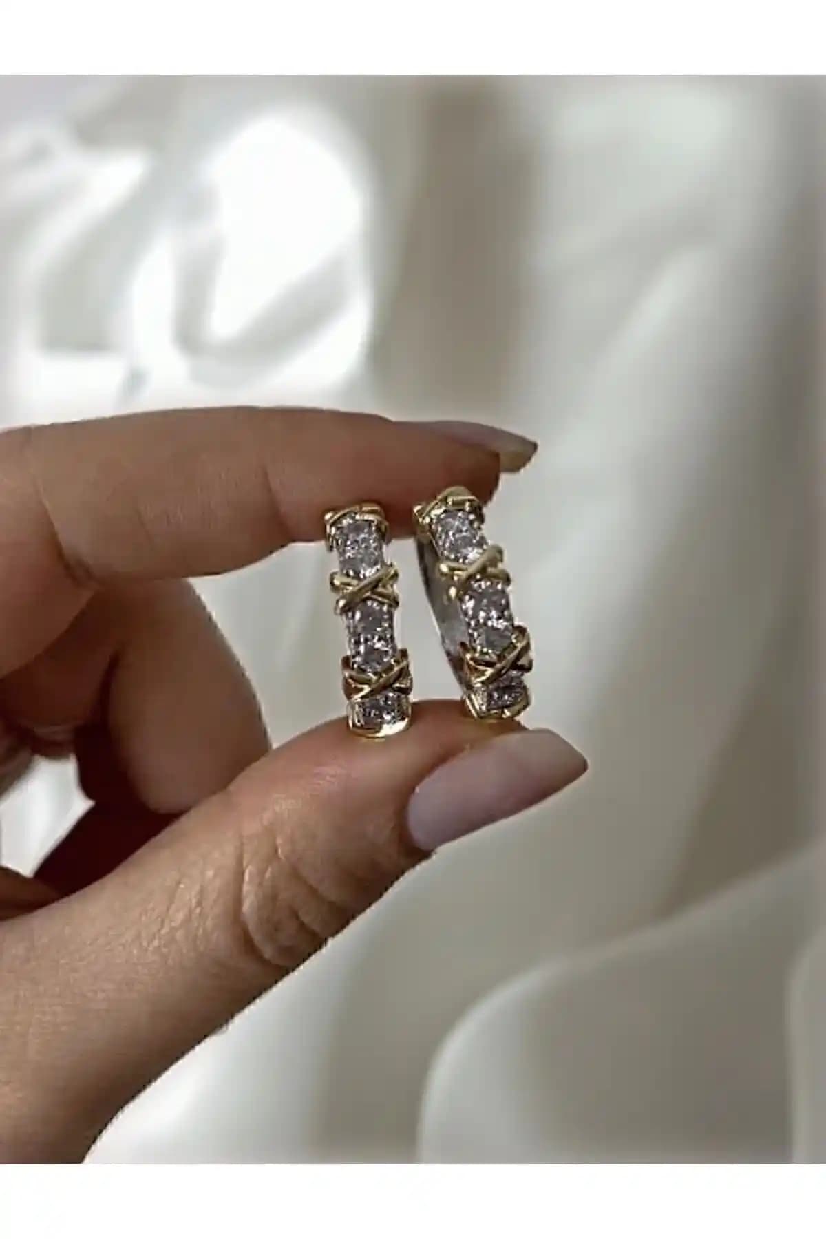 Kadınlar İçin Modern ve Dayanıklı Tiffany Xoxo Model Çelik Halka Küpe