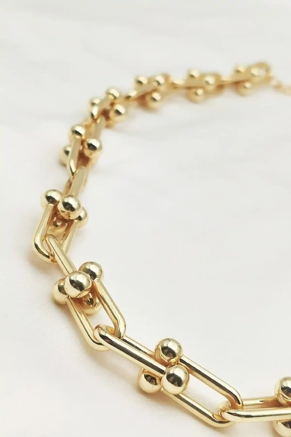 Kadınlar İçin Modern ve Şık Altın Sarısı Kalın Zincir Kolye Tasarımı ve Özellikleri