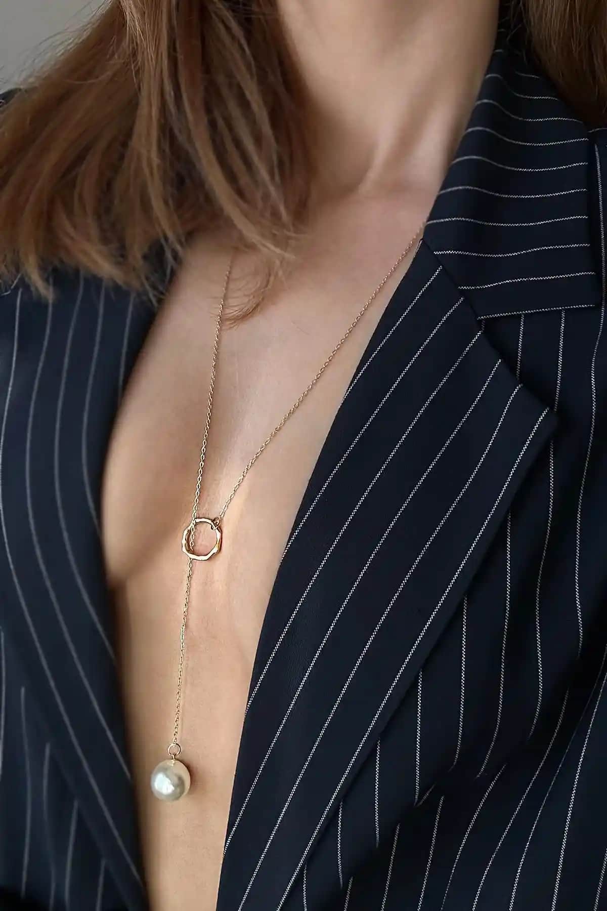 Kadınlar için uzun dekolte kolye: inci detaylı şık altın renkli aksesuar