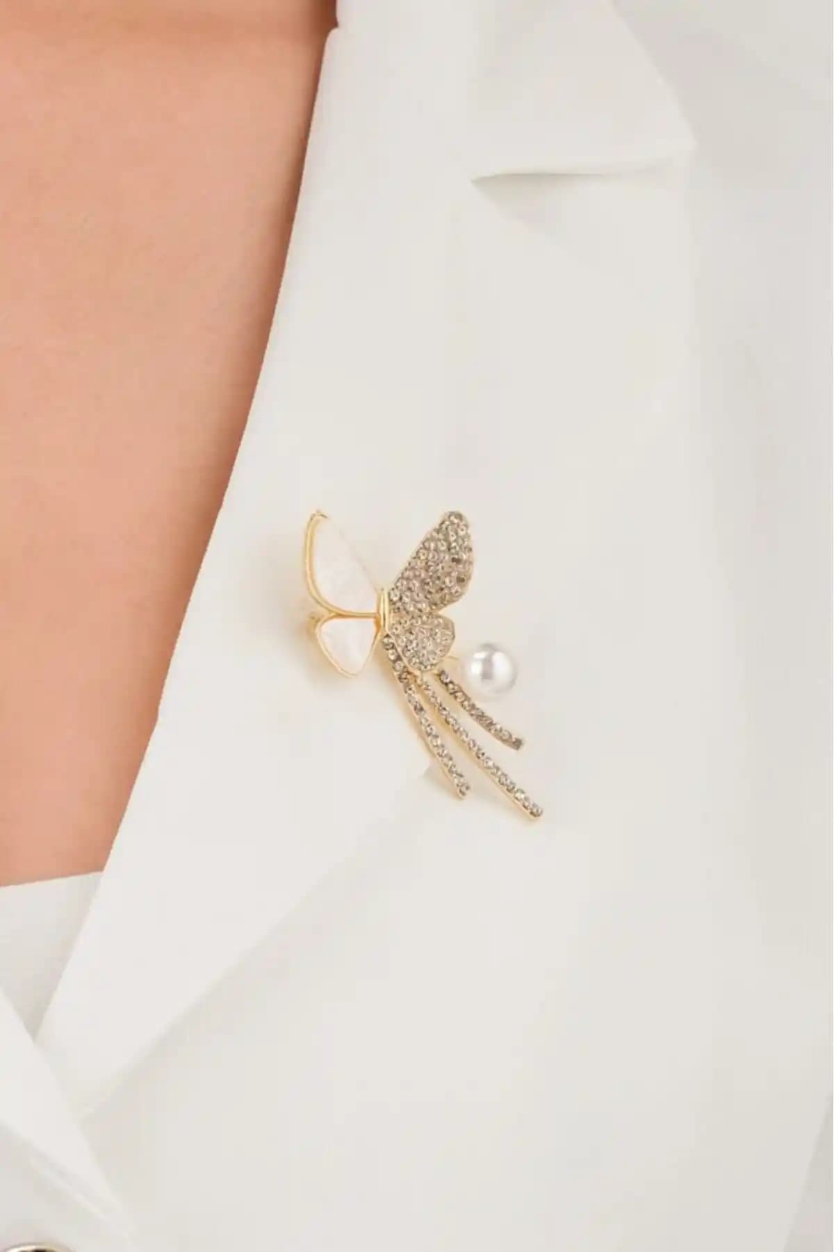 Kadınlar İçin Zarif Kelebekli İncili Broş Estetik ve Dayanıklı Tasarım