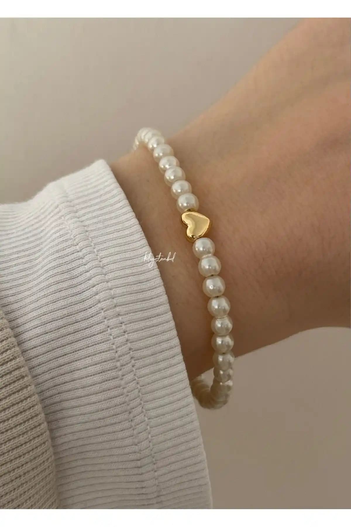Kalp Detaylı İnci Bileklik: Zarif ve Şık Kadın Aksesuarı, Günlük ve Özel Anlar İçin Uygun