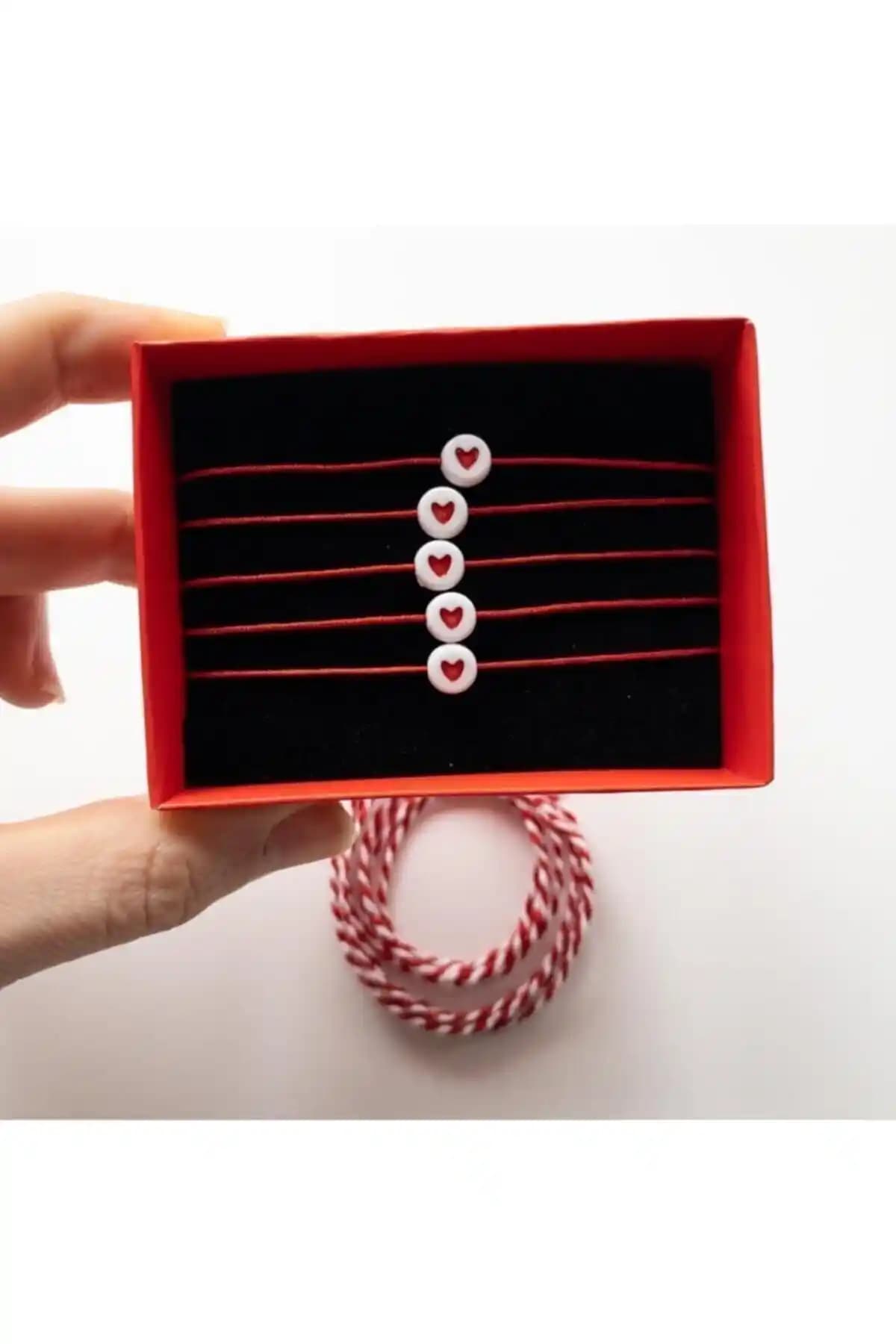 Kalpli Kırmızı İp ve Marteniçka Bileklik Seti: Şıklık ve Anlamın Buluşması