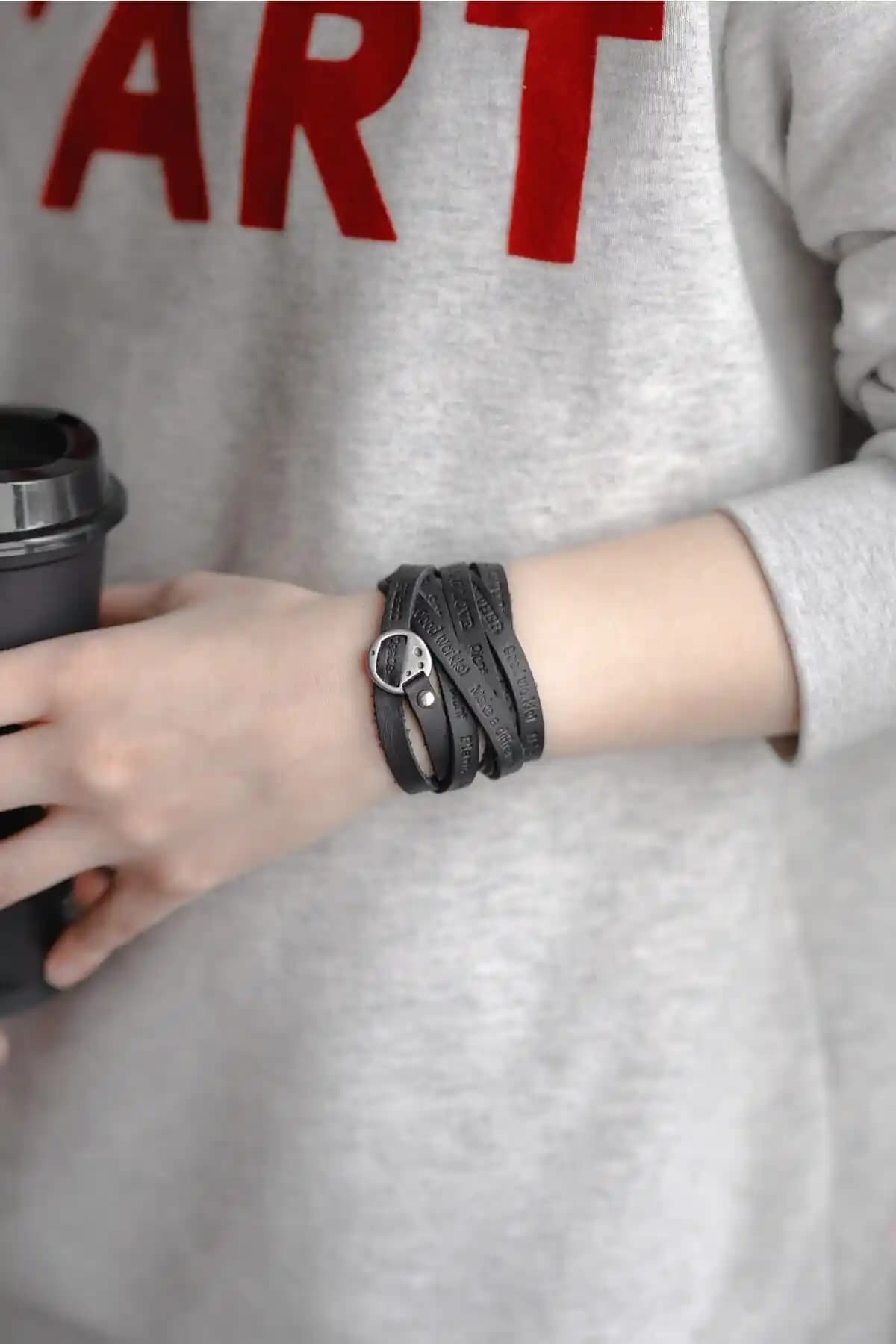 KAVIAQ Siyah Deri Unisex Bileklik: Şıklık ve Dayanıklılığı Bir Arada Sunar