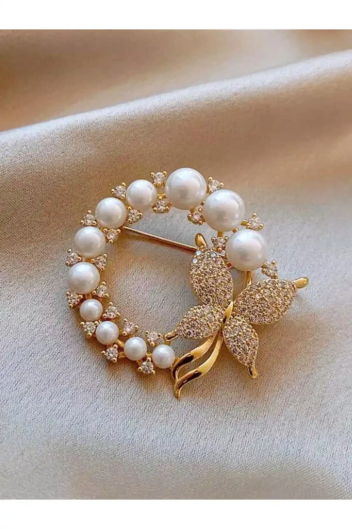 Kelebek Detaylı İnci Broşlar Karşılaştırması: Şıklık ve Zarafet İçin En İyi Seçenekler