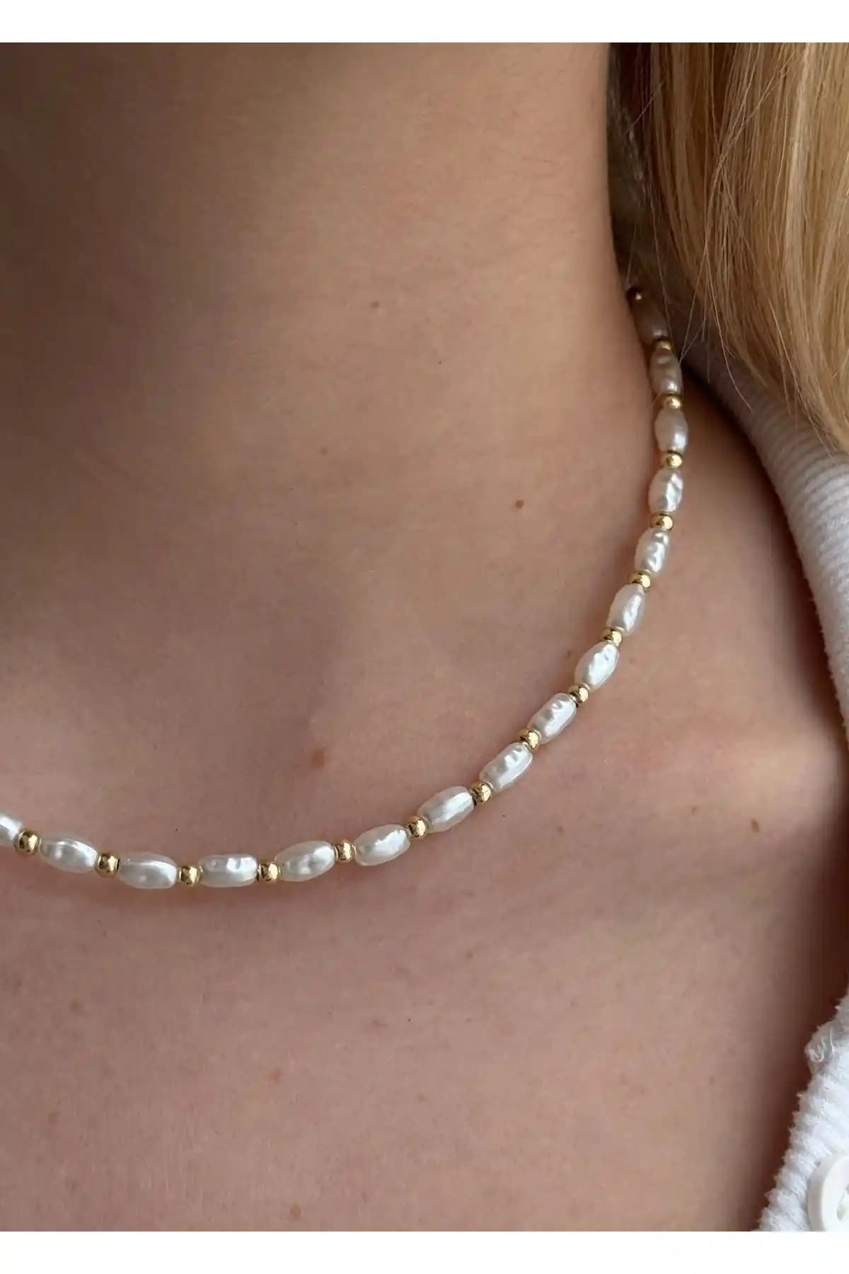 KİLİGİSTANBUL Altın Renk İnci Topçuk Kolye Zarafet ve Şıklık Sunan Modern Tasarım