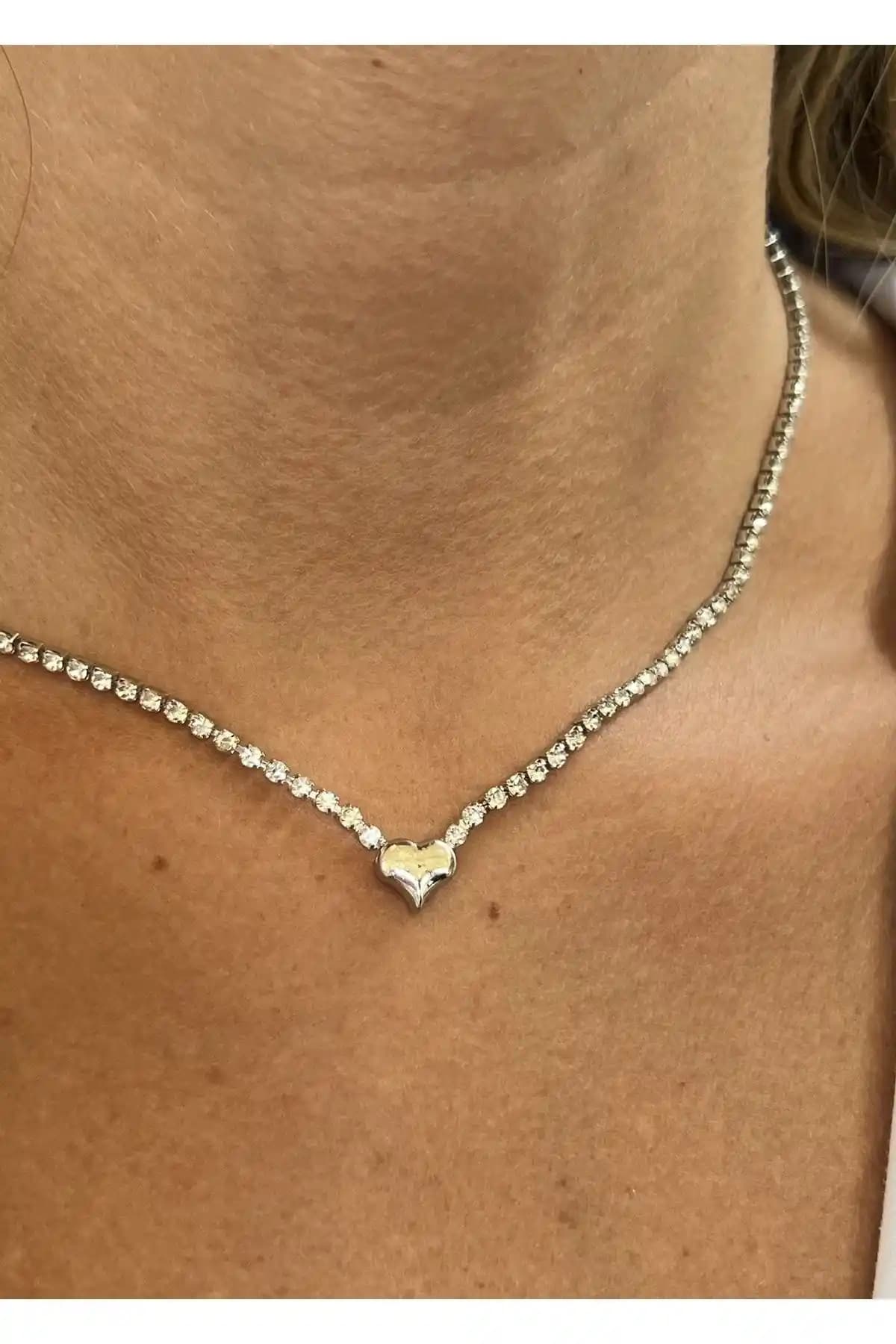 Kılıgıstanbul Gü<müş> Renk Kalp Su Yolu Kolye Zarif ve Şık Tasarımıyla Dikkat Çekiyor