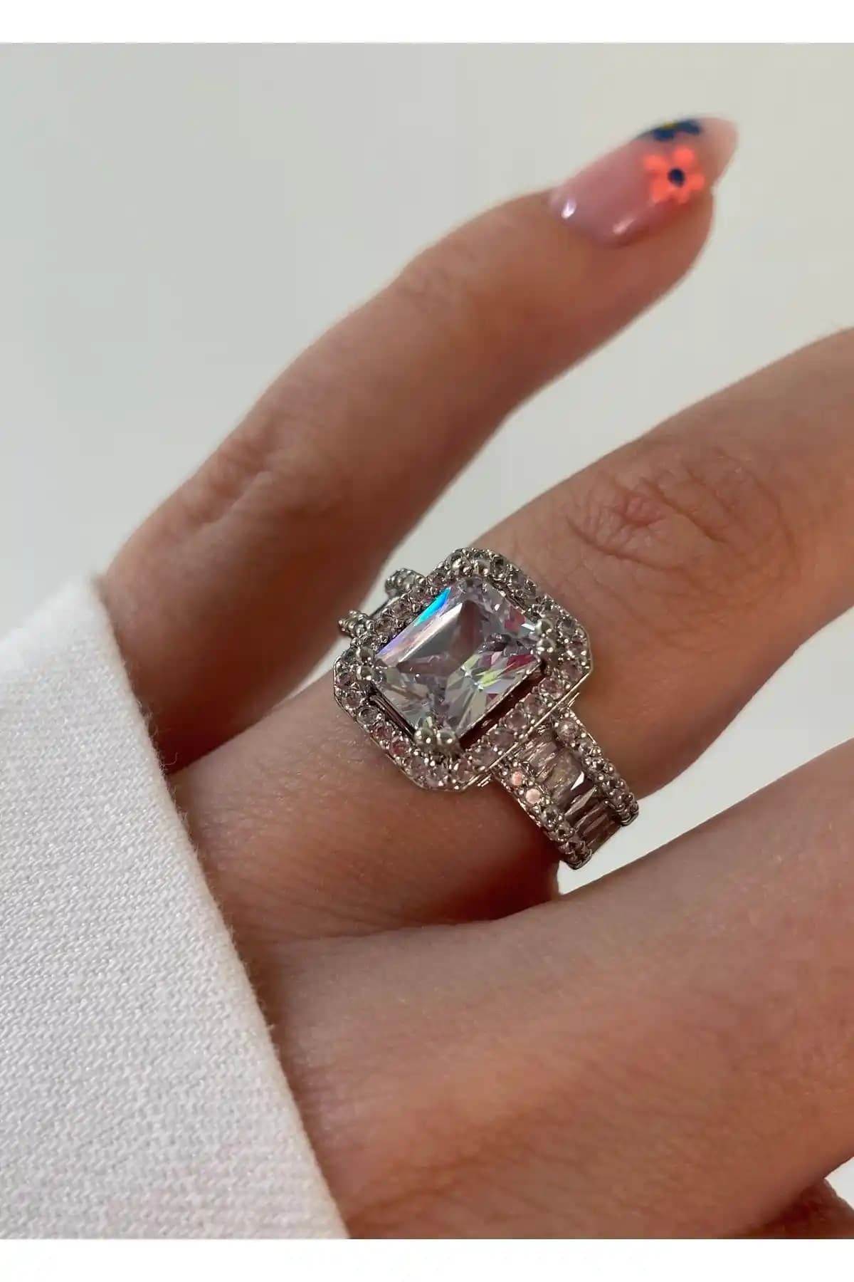 KİLİGİSTANBUL Gümüş Renk Baget Yüzük: Zarif ve Modern Takı Tasarımı