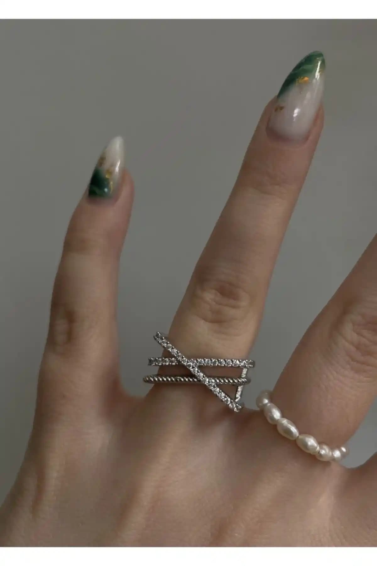 KİLİGİSTANBUL Gümüş Renk Parlak Çapraz Taşlı Yüzük Modern ve Zarif Tasarım