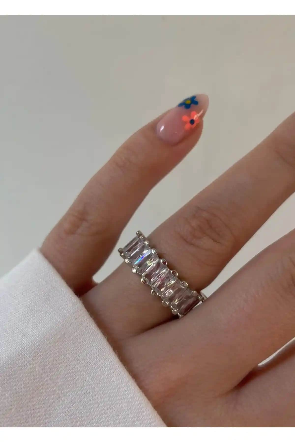 KİLİGİSTANBUL Gümüş Renk Yarım Tur Baget Yüzük Zarif ve Modern Tasarım