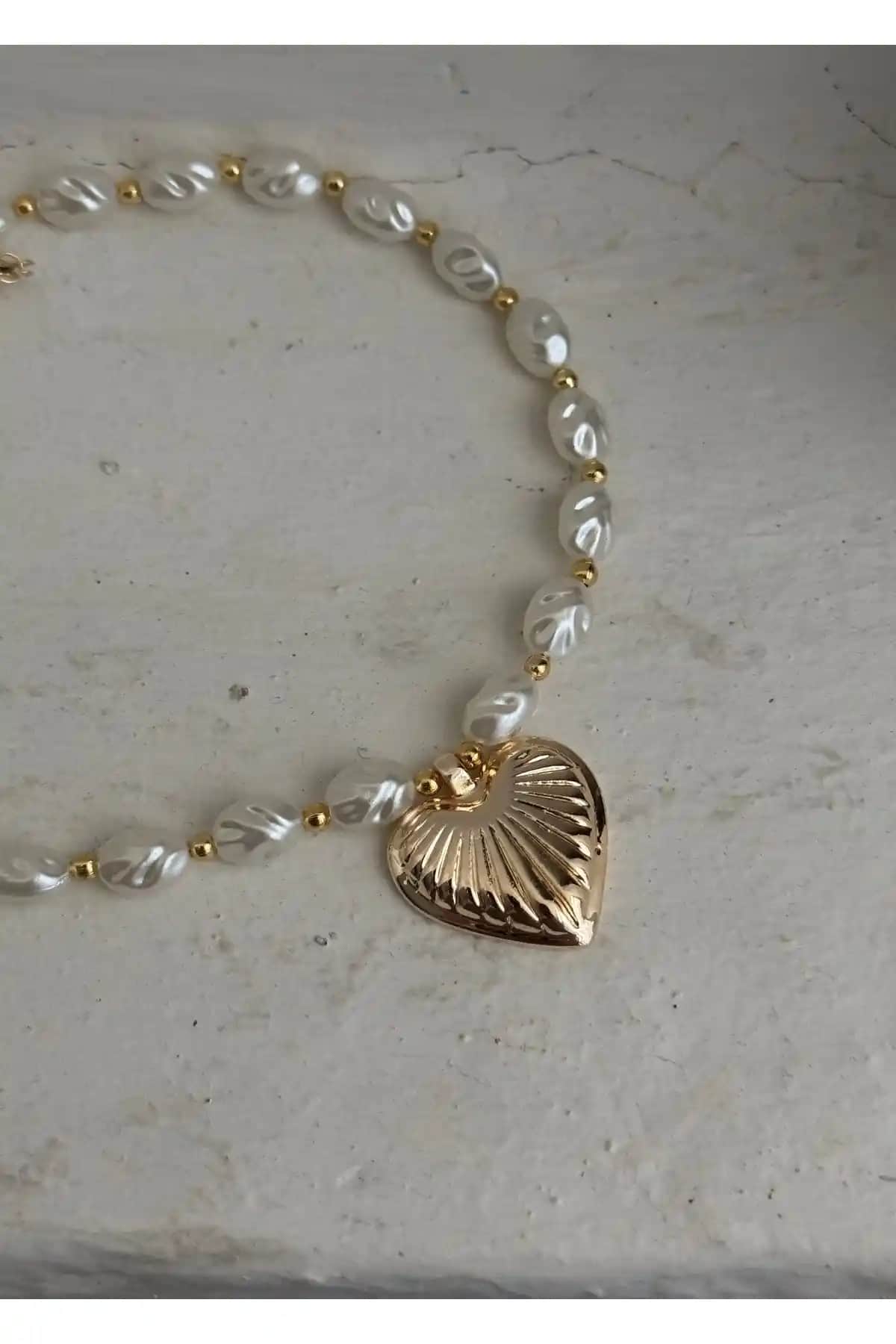 KİLİGİSTANBUL Pearl Girl Barok İnci Kalp Kolye İnce Tasarım ve Kalite Özellikleri