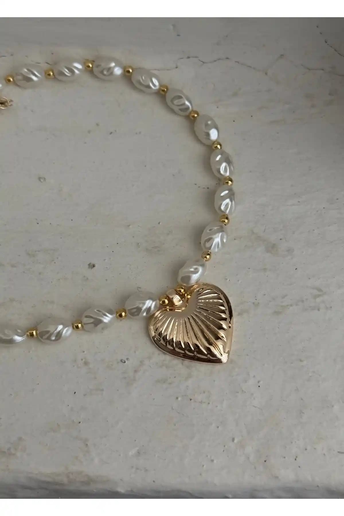 KİLİGİSTANBUL Pearl Girl Barok İnci Kalp Kolye İnce Tasarım ve Kalite Özellikleri