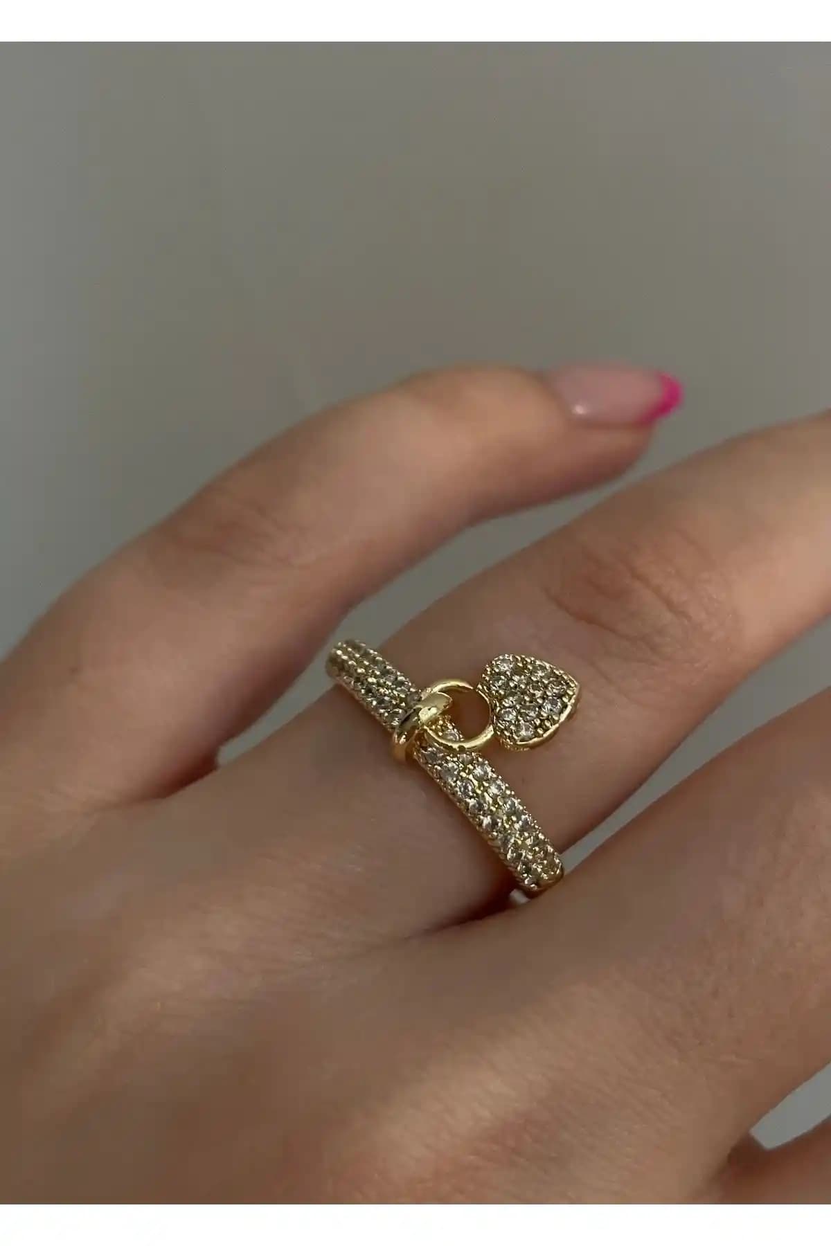 Kıligistanbul Sallantılı Kalpli Yüzük: Zarif ve Ayarlanabilir Altın Kaplama Takı