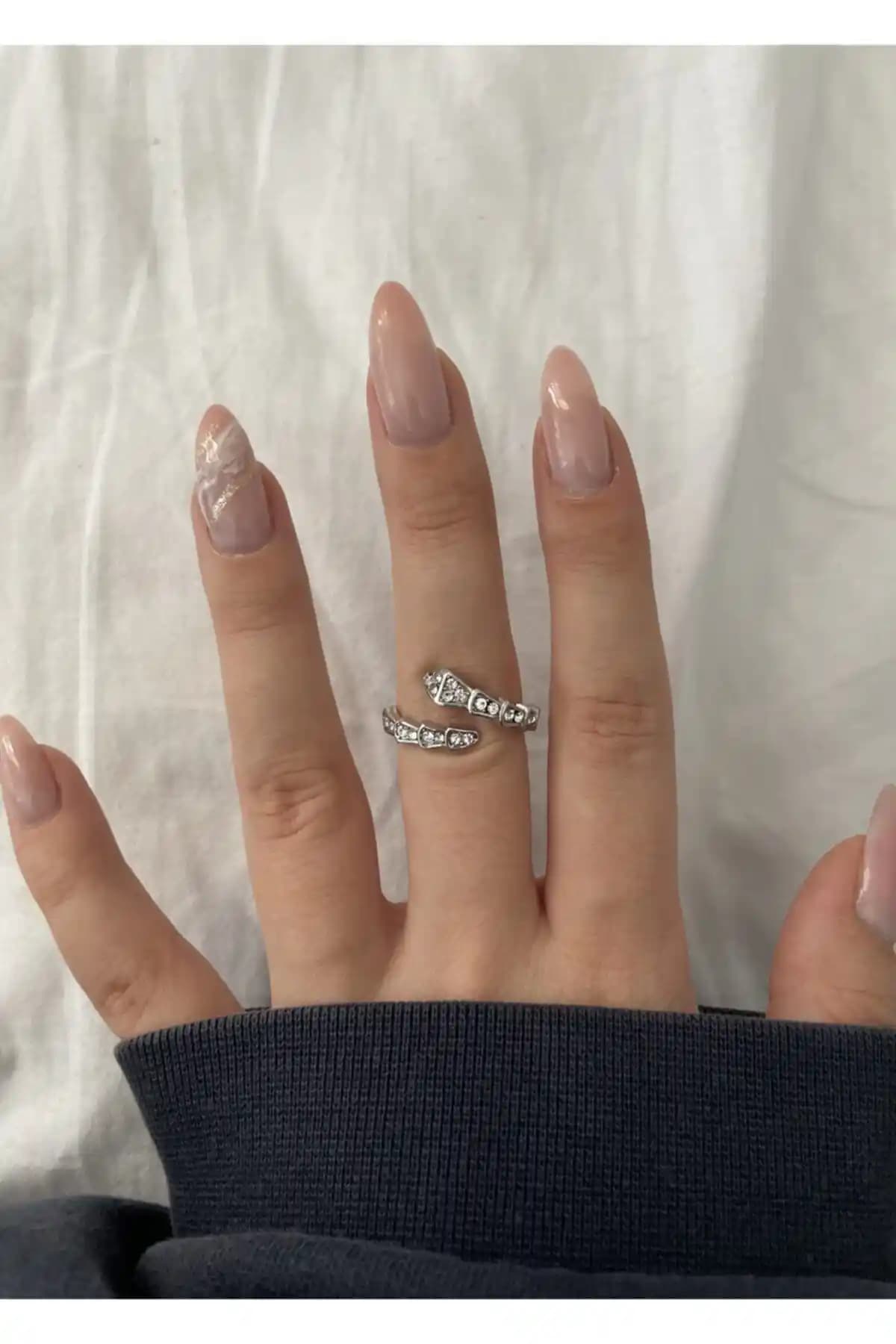 Kiligistanbul Yüzükleri Karşılaştırması: Gümüş Renk Parlak Taşlı ve Sallantılı Kalpli Tasarımlar