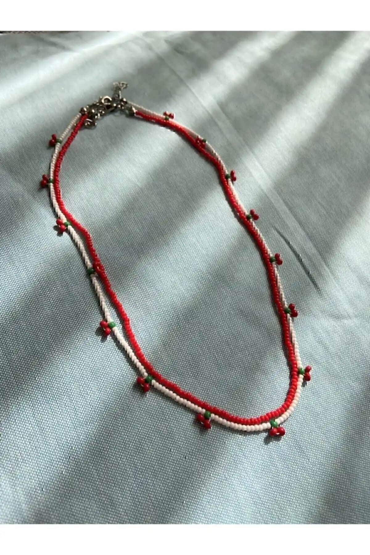 Kırmızı ve Beyaz Boncuklu Kiraz Kolye ile Fimo Boncuklu Kolye Karşılaştırması