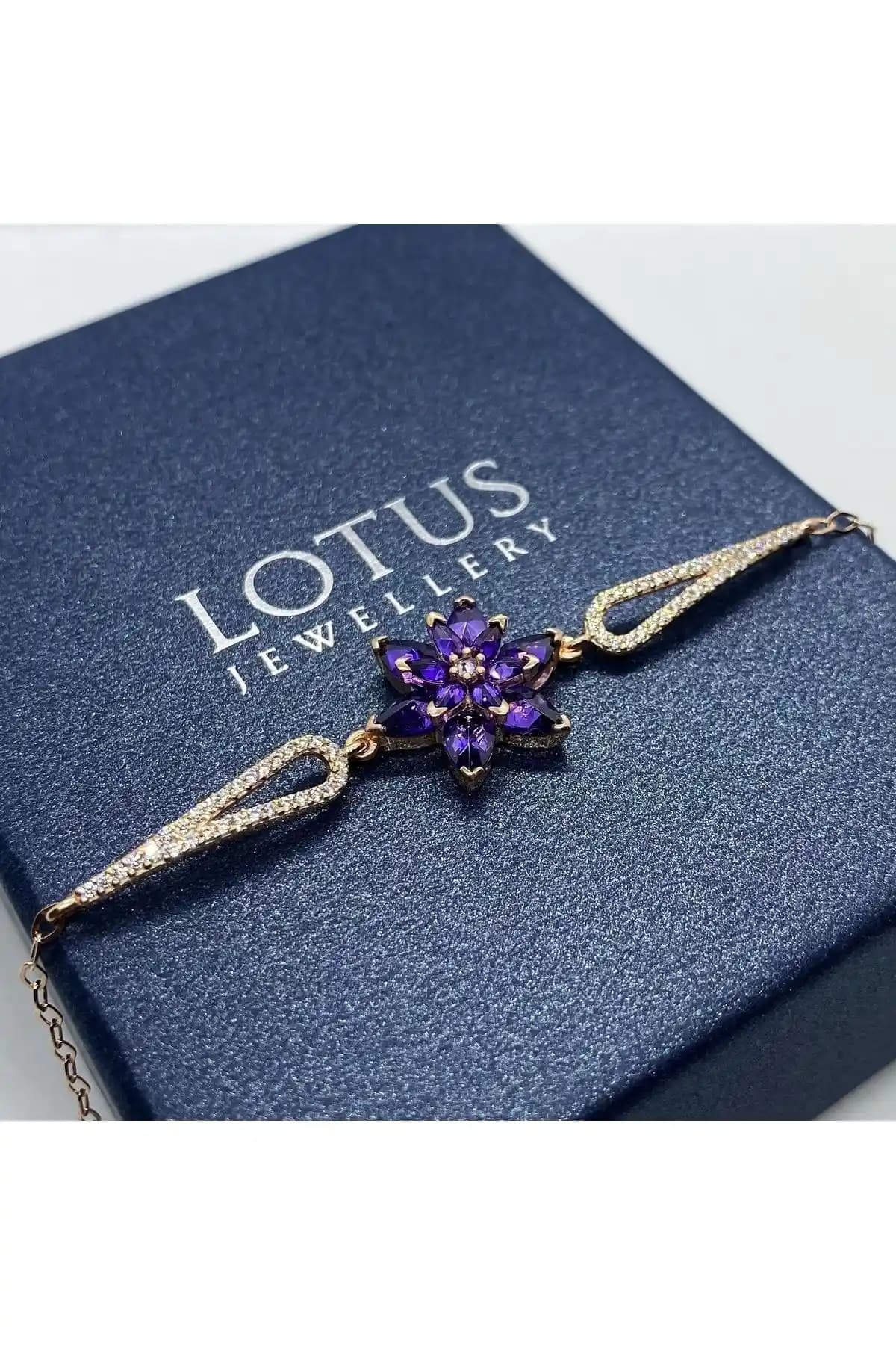 Lotus Çiçeği ve Zümrüt Taşlı Gümüş Bileklik Karşılaştırması ve Alım Rehberi