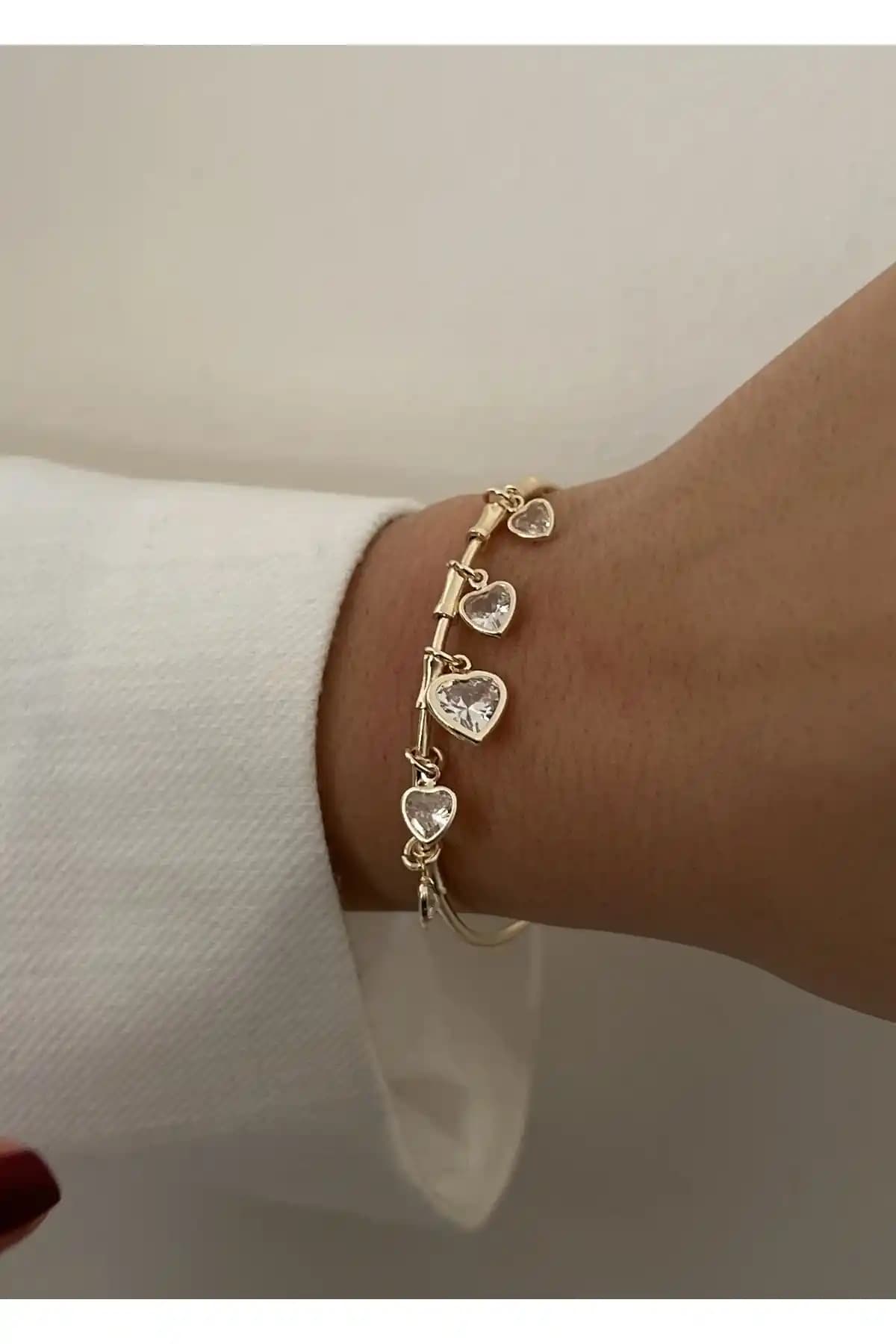 Love Clicks Zirkon Taşlı Kalp Bileklik: Zarif Tasarım ve Şık Görünüm
