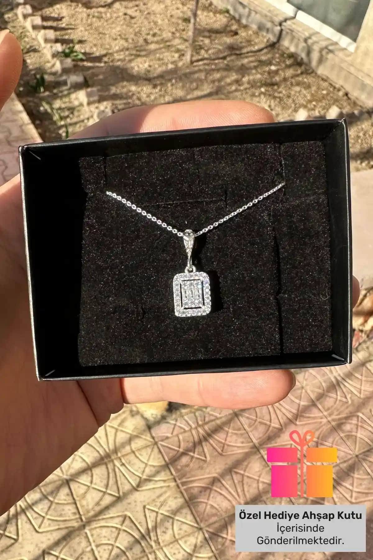 Lucente Jewelry Zarif Gümüş Baget Taşlı Pırlanta Modeli Kolye Şık ve Dayanıklı Tasarım