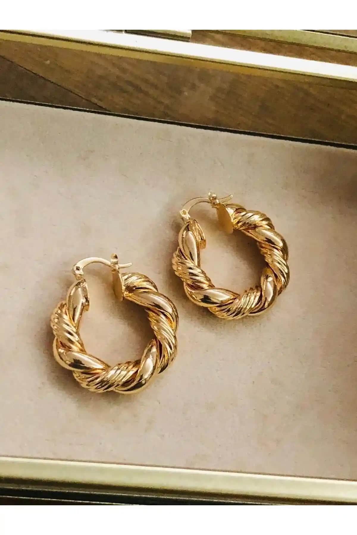 Lujo Jewelry Özel Seri Çelik Küpe: Şıklık ve Dayanıklılığı Bir Arada Sunan Tasarım