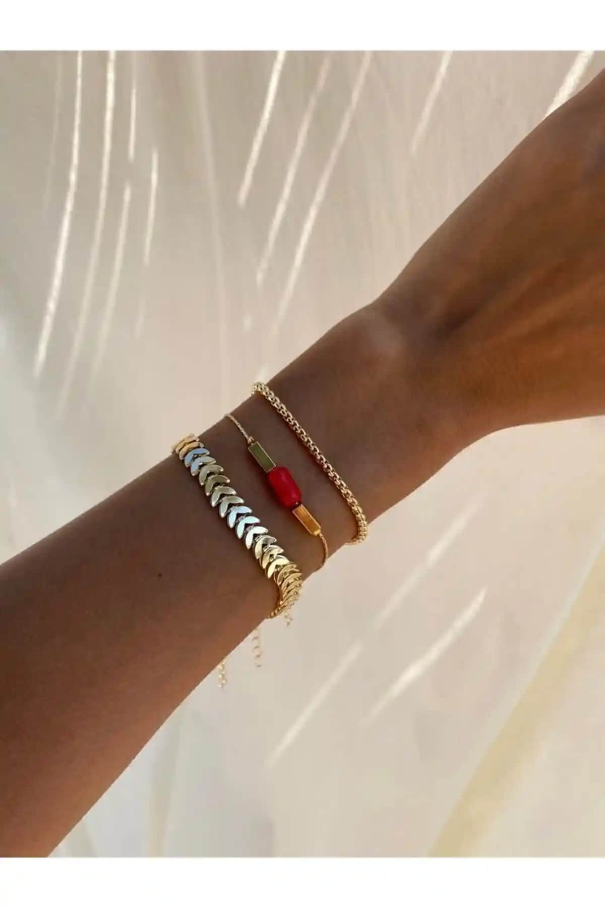 MagicStone Mercan Doğal Taşlı Altın Üçlü Kombin Bileklik: Şıklık ve Doğallığın Mükemmel Buluşması