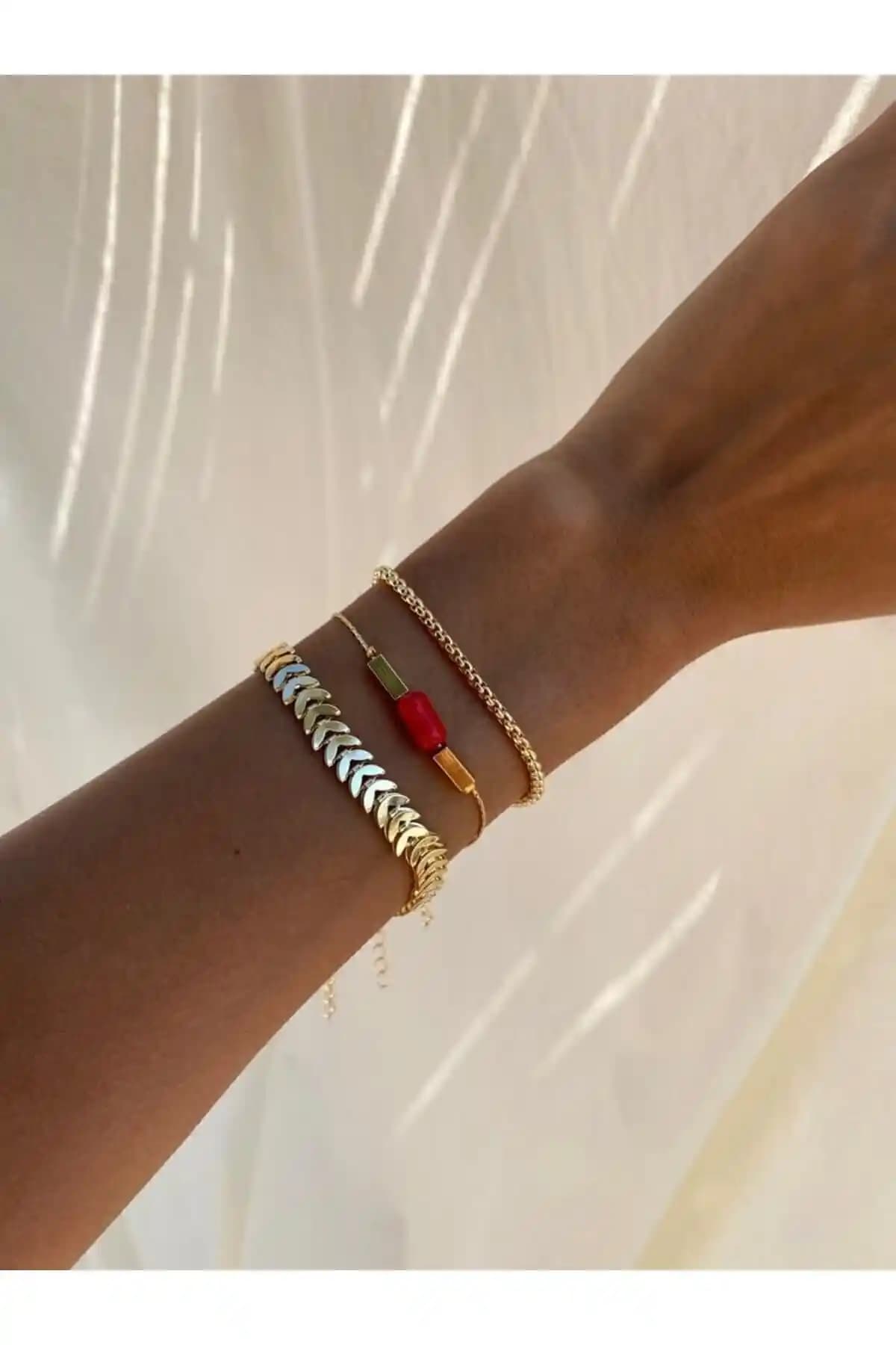 MagicStone Mercan Doğal Taşlı Altın Üçlü Kombin Bileklik: Şıklık ve Doğallığın Mükemmel Buluşması