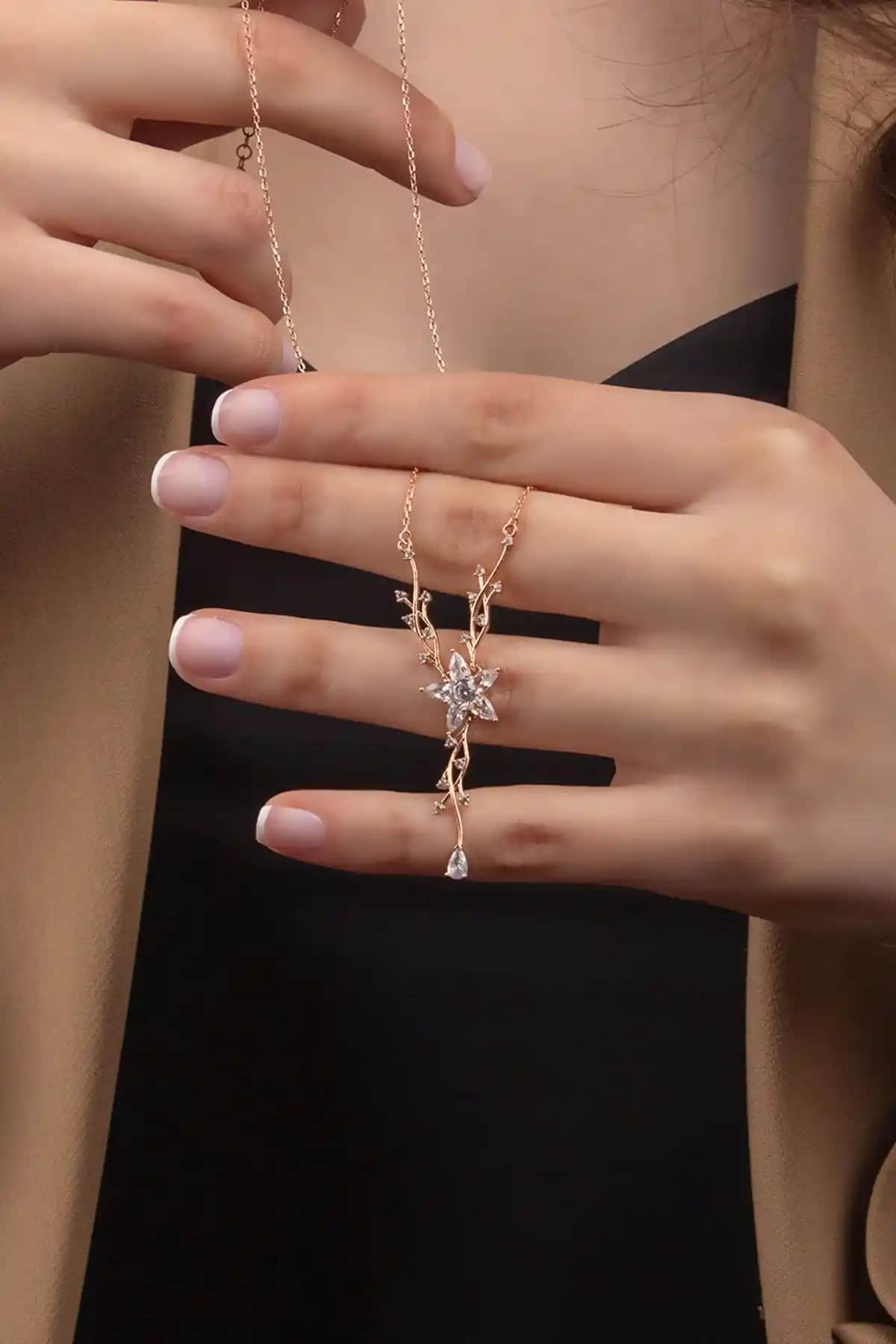 Miavi ve Silvano Gümüş Kolye Karşılaştırması: Hangi Tasarım Daha Uygun