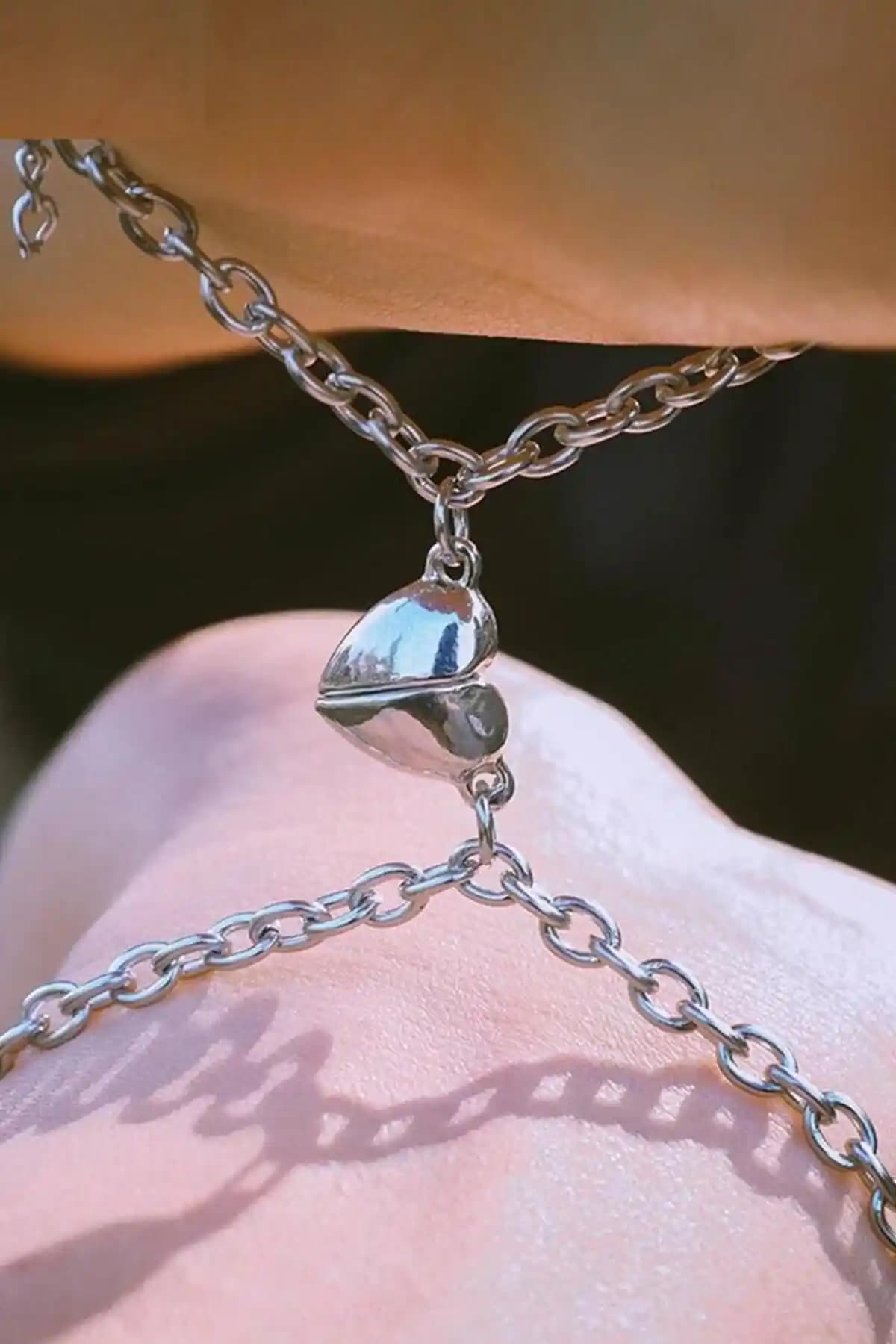 Mıknatıslı Kalpli Sevgili Bileklikleri: Şık ve Anlamlı Çift Takı Seçenekleri