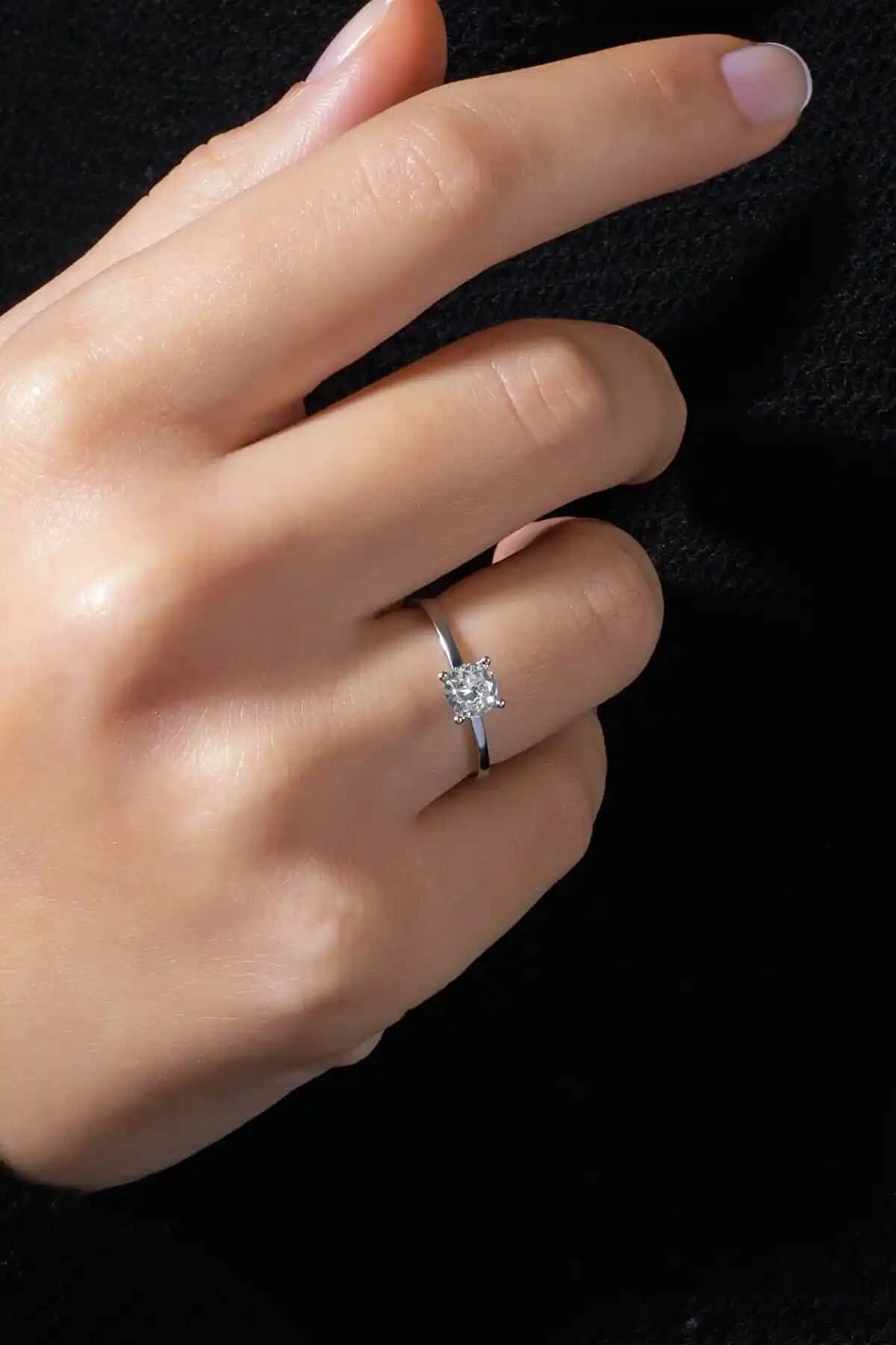 Modern ve Zarif Gümüş Pırlanta Takı Yüzük, Ayarlanabilir ve Alerjenik Olmayan Tasarım