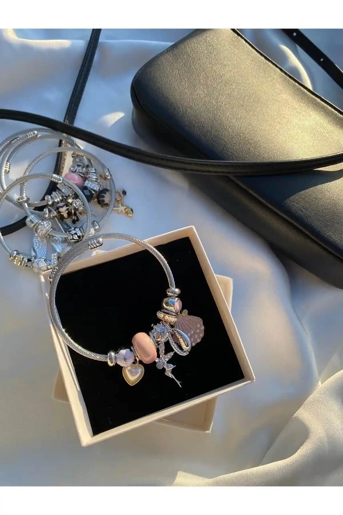 Moonjours Melek ve İnci Charm Çelik Bileklik: Şıklık ve Anlam Bir Arada