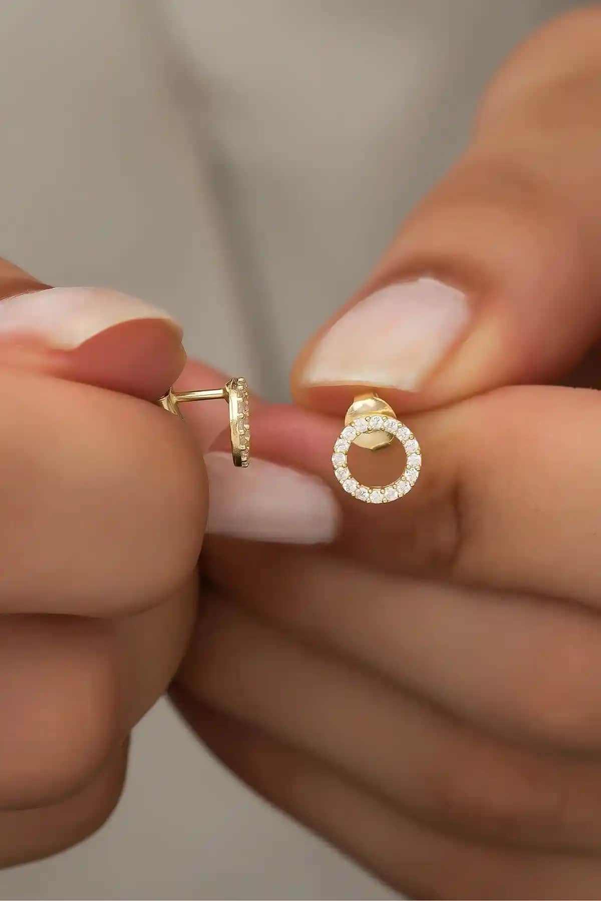 NEREZE 925 Ayar Güçüş Gold Minik Yuvarlak Tasarım Küpe ile Zarif Takı Seçenekleri