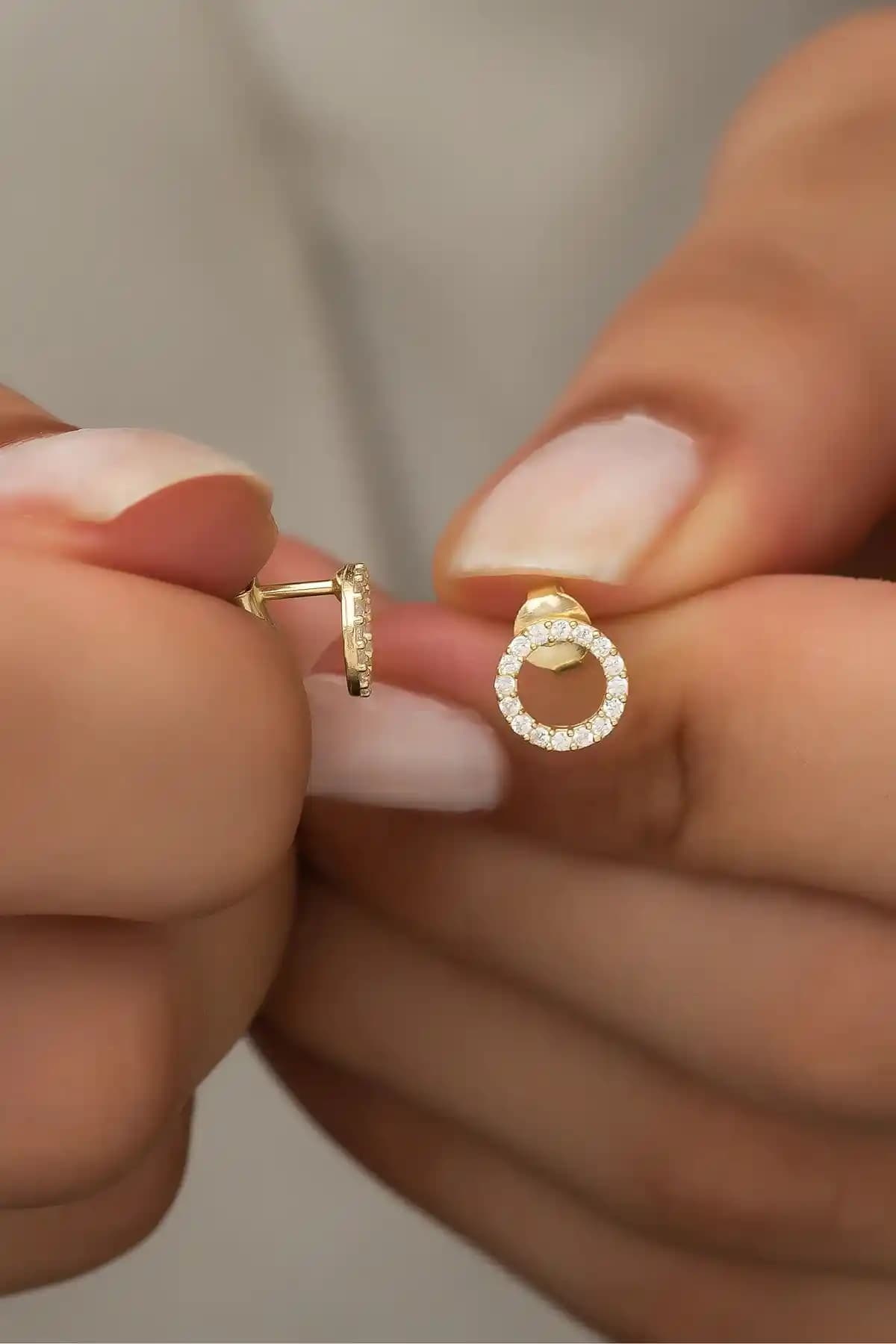 NEREZE 925 Ayar Güçüş Gold Minik Yuvarlak Tasarım Küpe ile Zarif Takı Seçenekleri