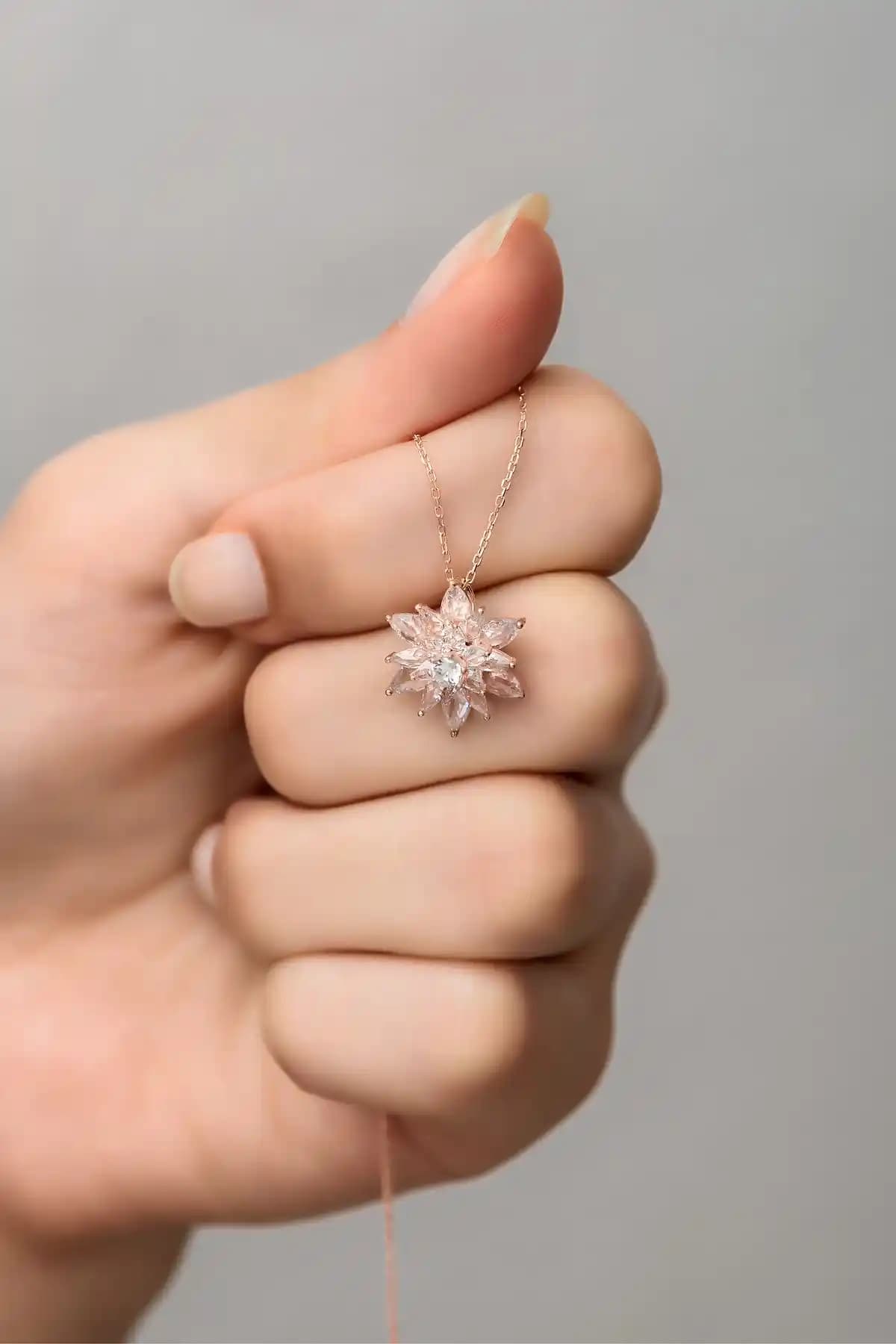 NEREZE 925 Ayar Gümüş Beyaz Lotus Çiçeği Katmanlı Kolye Modern Tasarım