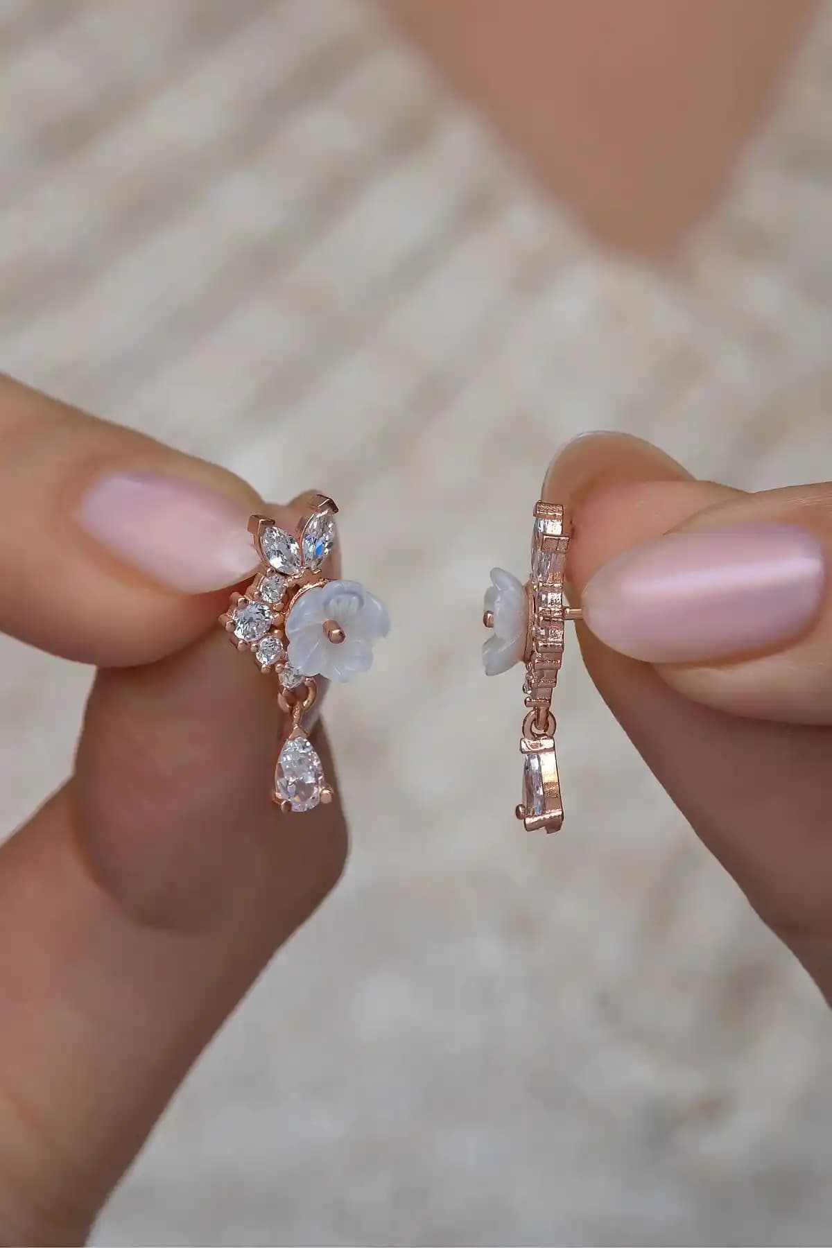 NEREZE 925 Ayar Gümüş Damla Tektaş Manolya Çiçeği Küpe Şık ve Zarif Tasarım